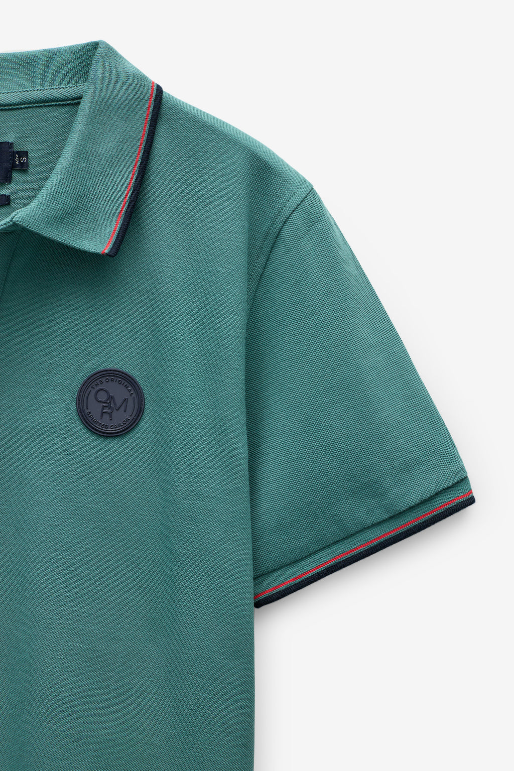 POLO COM BADGE E RISCAS NO RIB