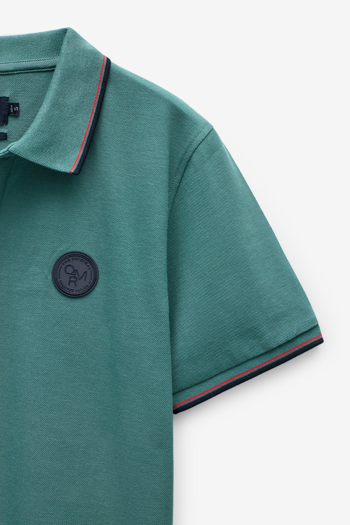 POLO COM BADGE E RISCAS NO RIB