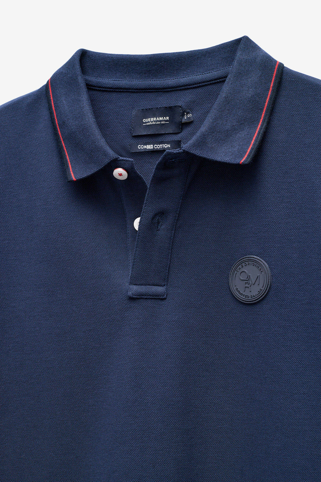 POLO COM BADGE E RISCAS NO RIB