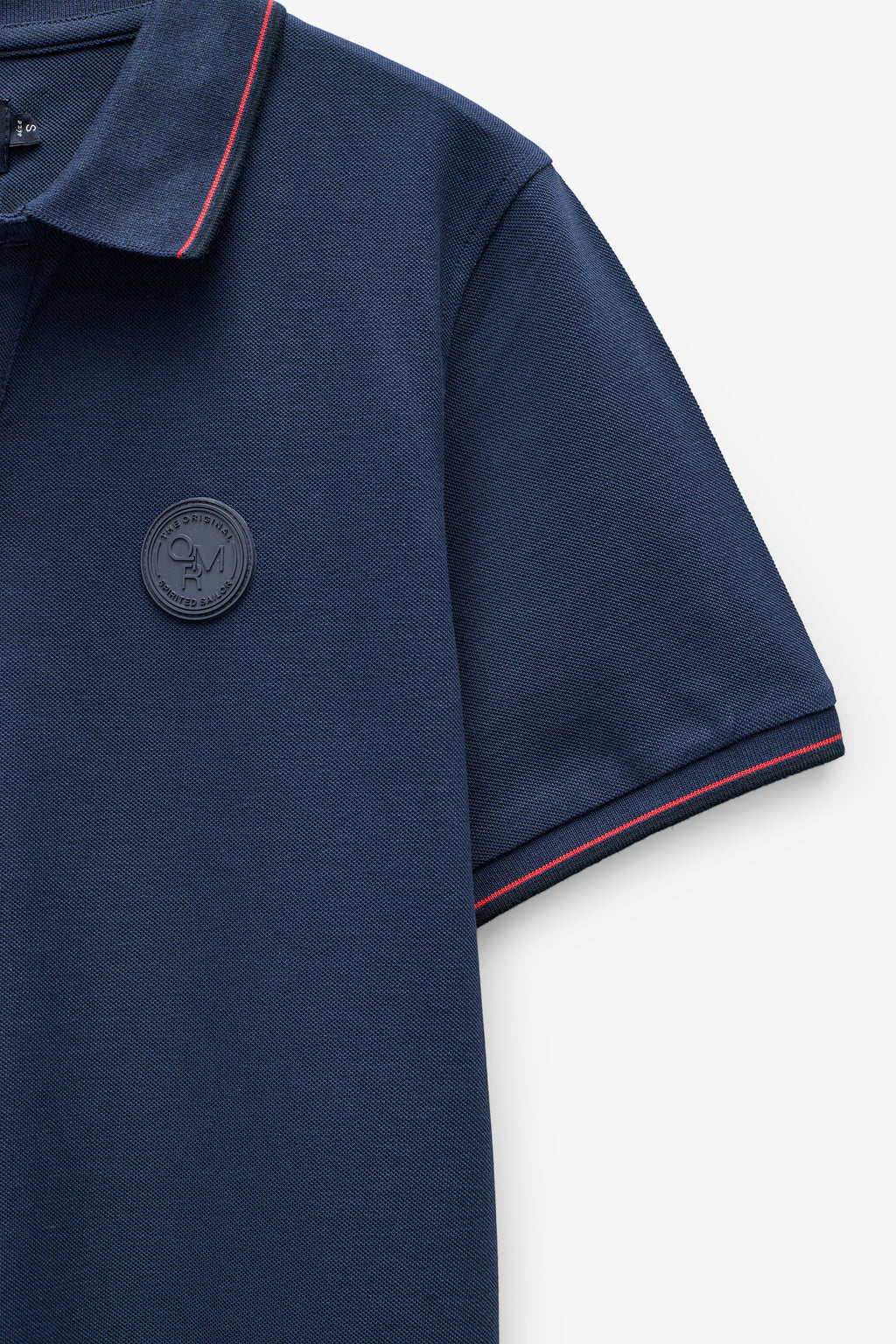 POLO COM BADGE E RISCAS NO RIB