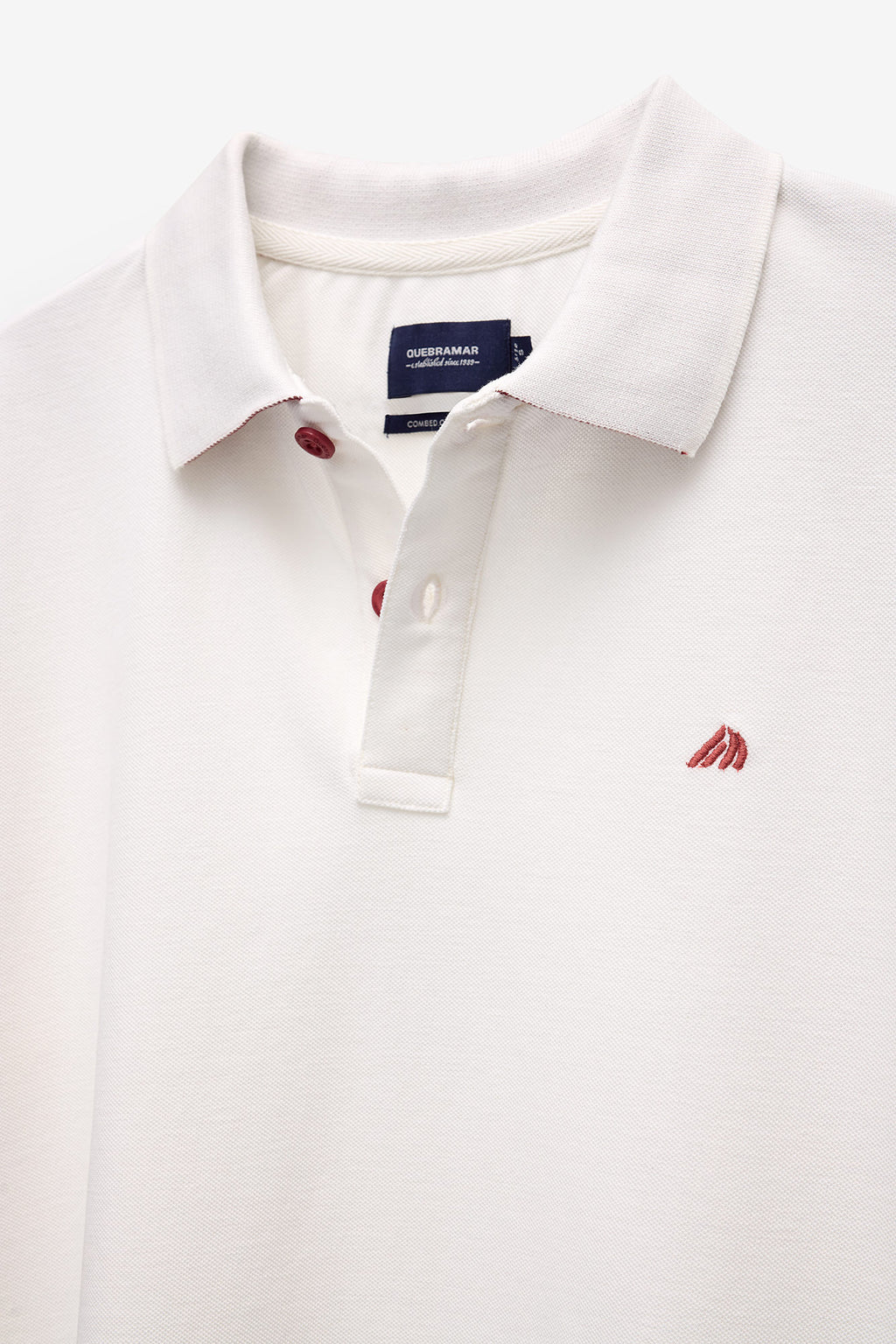 POLO PIQUET COM ESTAMPADO NA GOLA