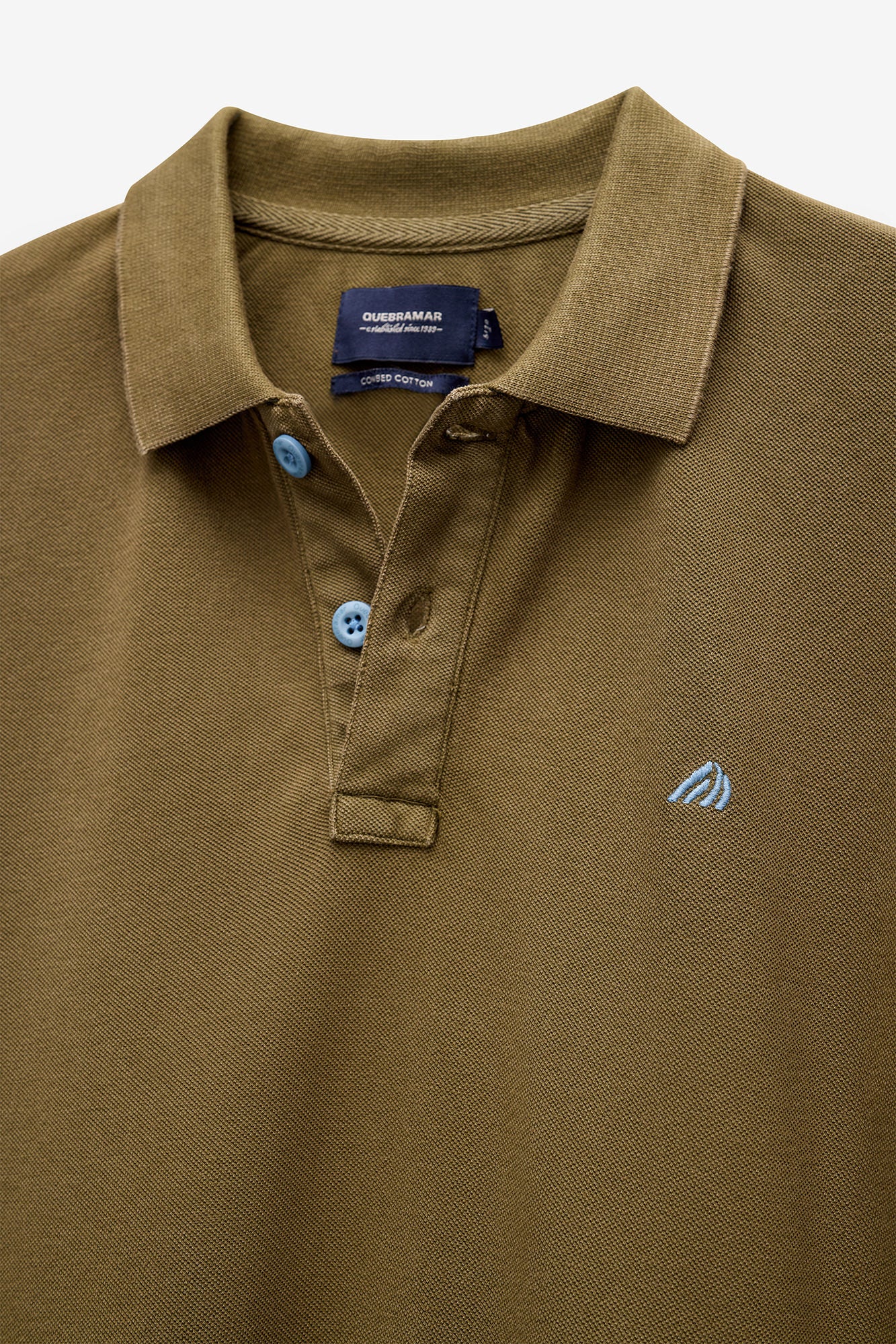 POLO PIQUET COM ESTAMPADO NA GOLA