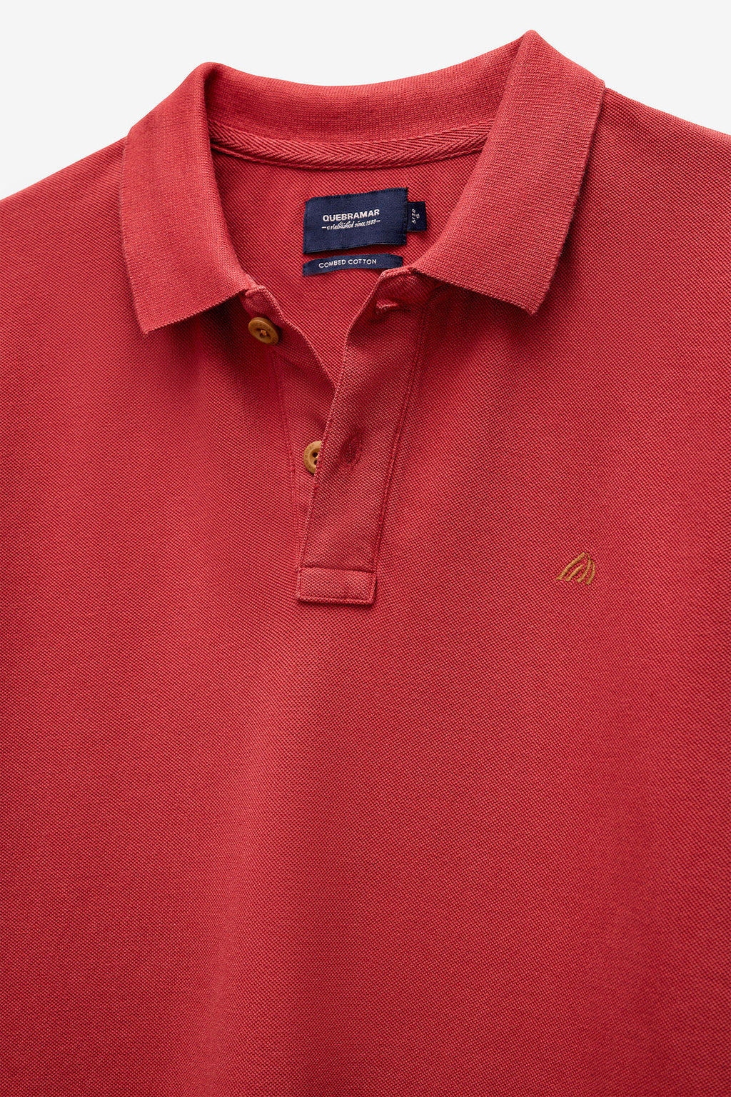 POLO PIQUÉ CON ESTAMPADO EN EL CUELLO