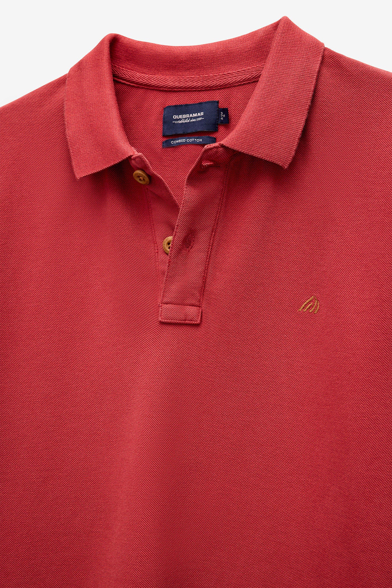 POLO PIQUÉ CON ESTAMPADO EN EL CUELLO