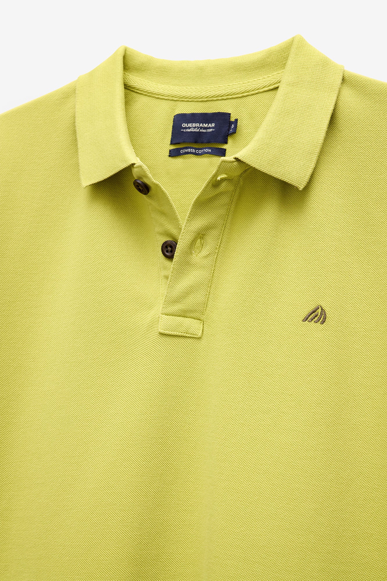 POLO PIQUÉ CON ESTAMPADO EN EL CUELLO