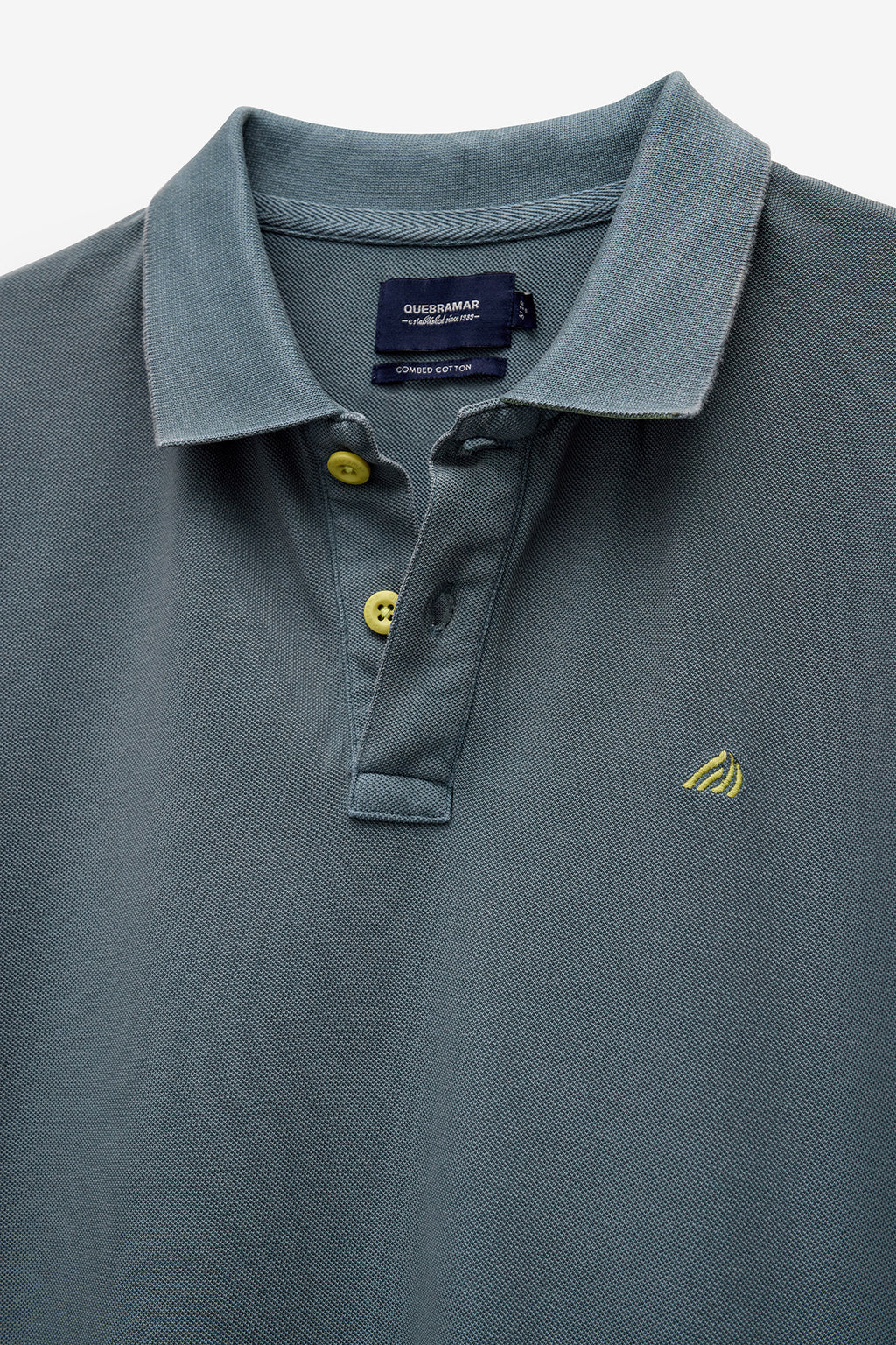 POLO PIQUET COM ESTAMPADO NA GOLA