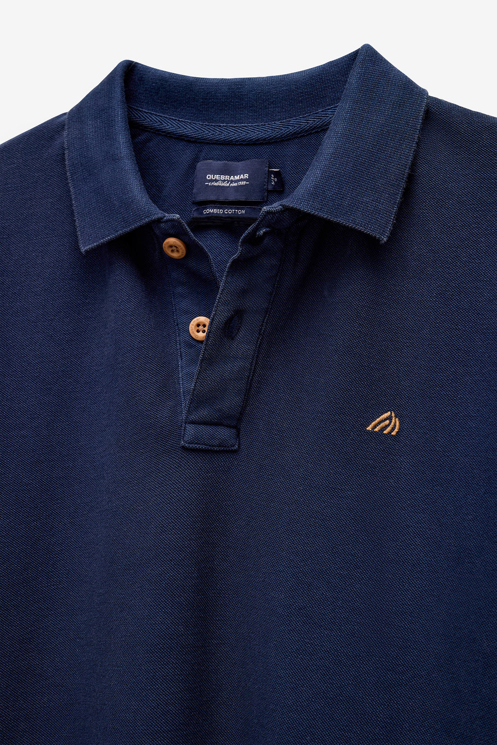 POLO PIQUÉ CON ESTAMPADO EN EL CUELLO