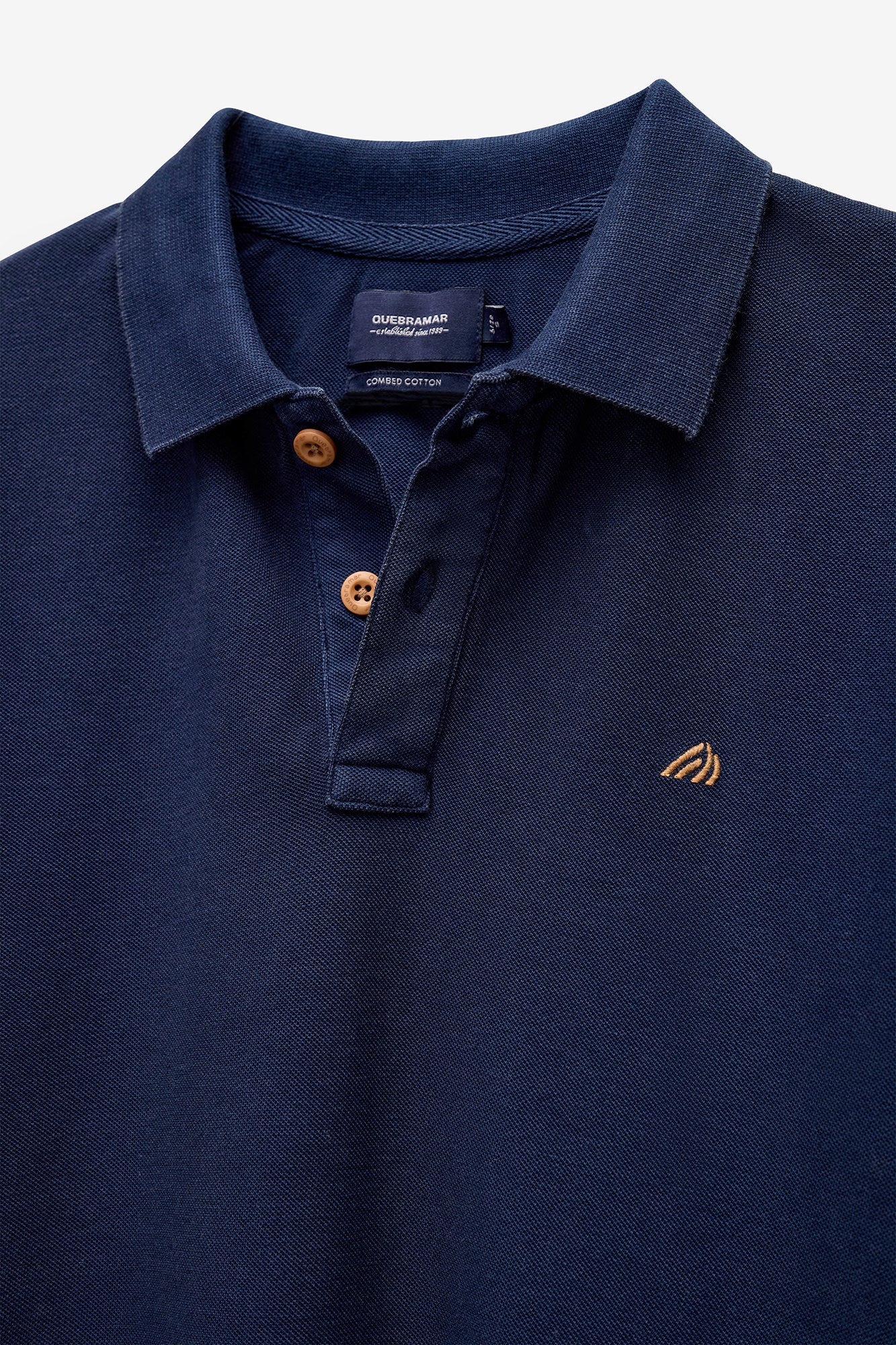 POLO PIQUÉ CON ESTAMPADO EN EL CUELLO