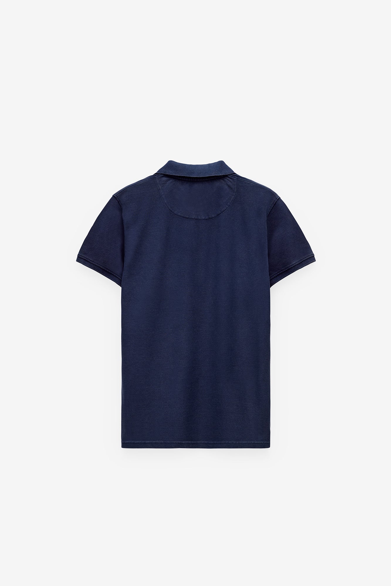 POLO PIQUÉ CON ESTAMPADO EN EL CUELLO