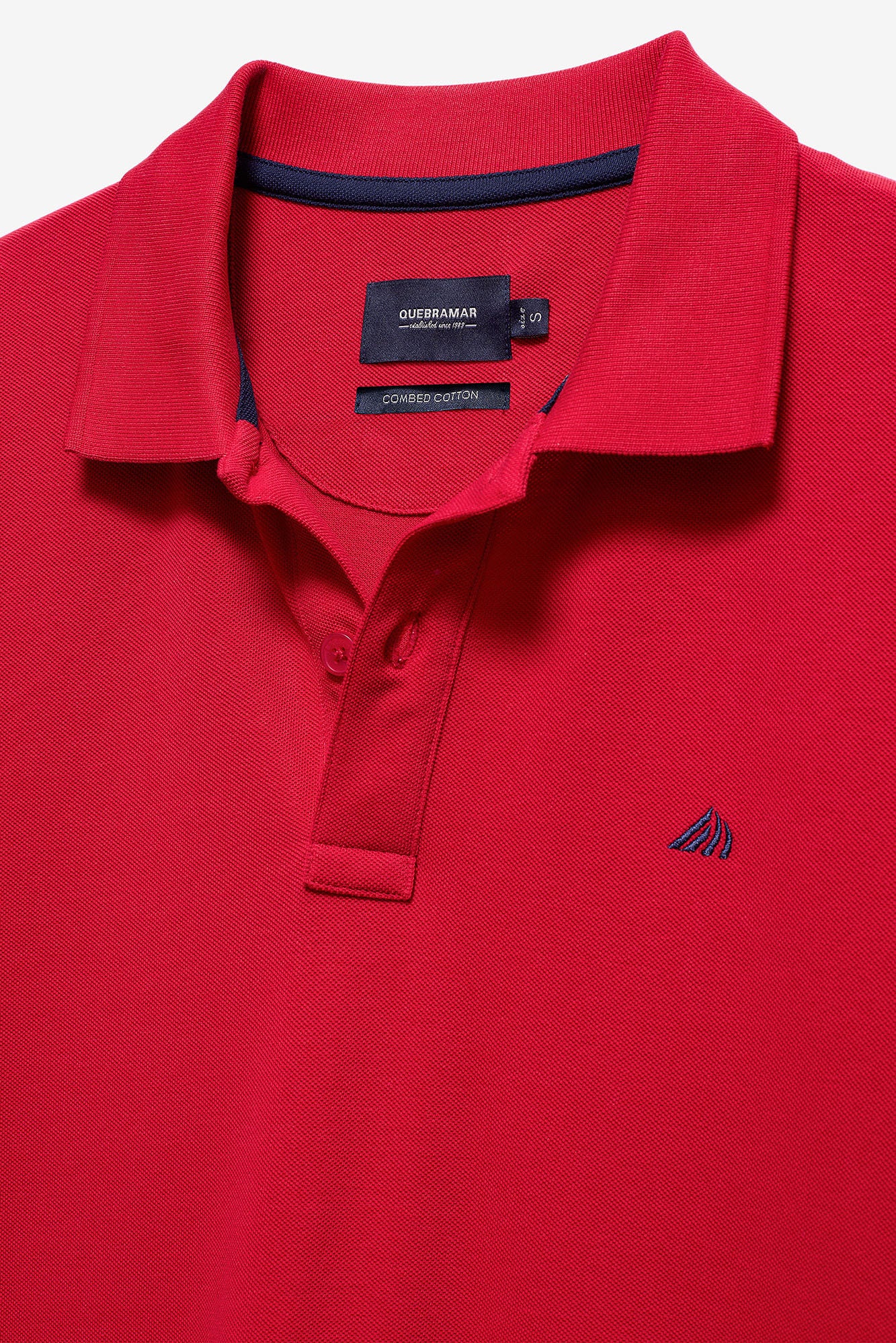 POLO PIQUÉ CON LOGO EN CONTRASTE