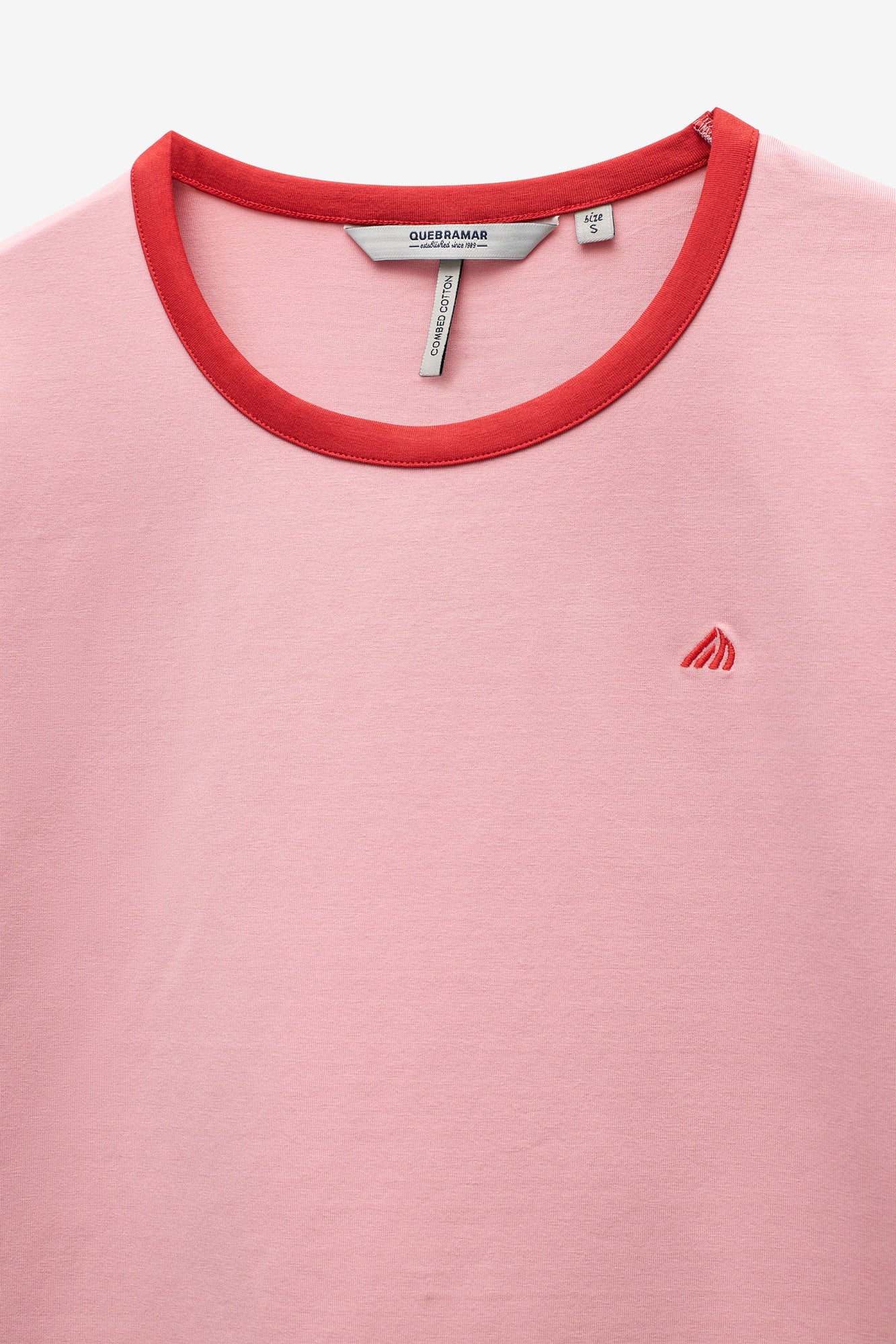 T-SHIRT COM CONTRASTE NA GOLA E MANGAS