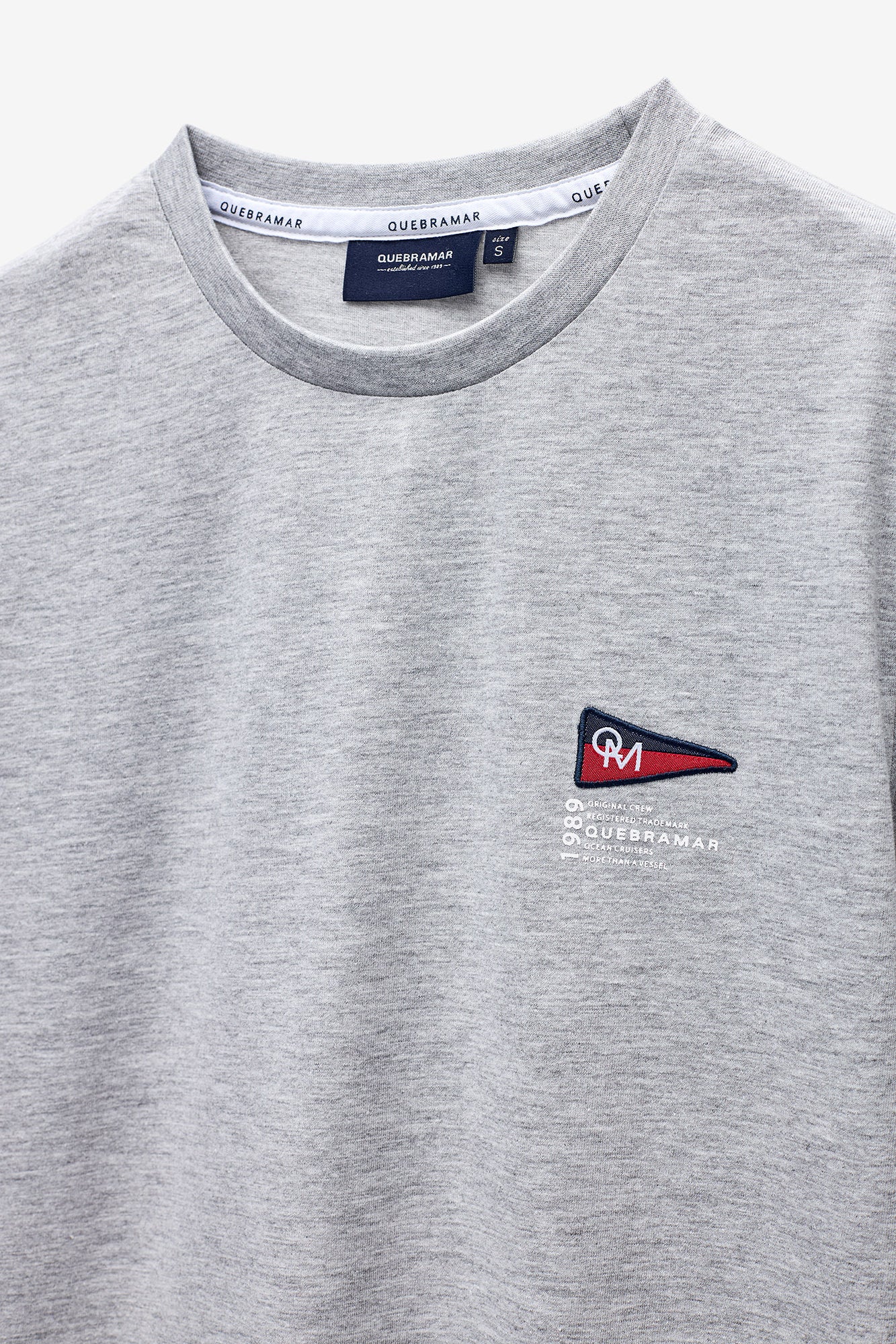 CAMISETA CON INSIGNIA
