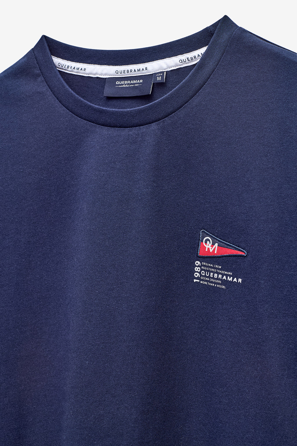 CAMISETA CON INSIGNIA