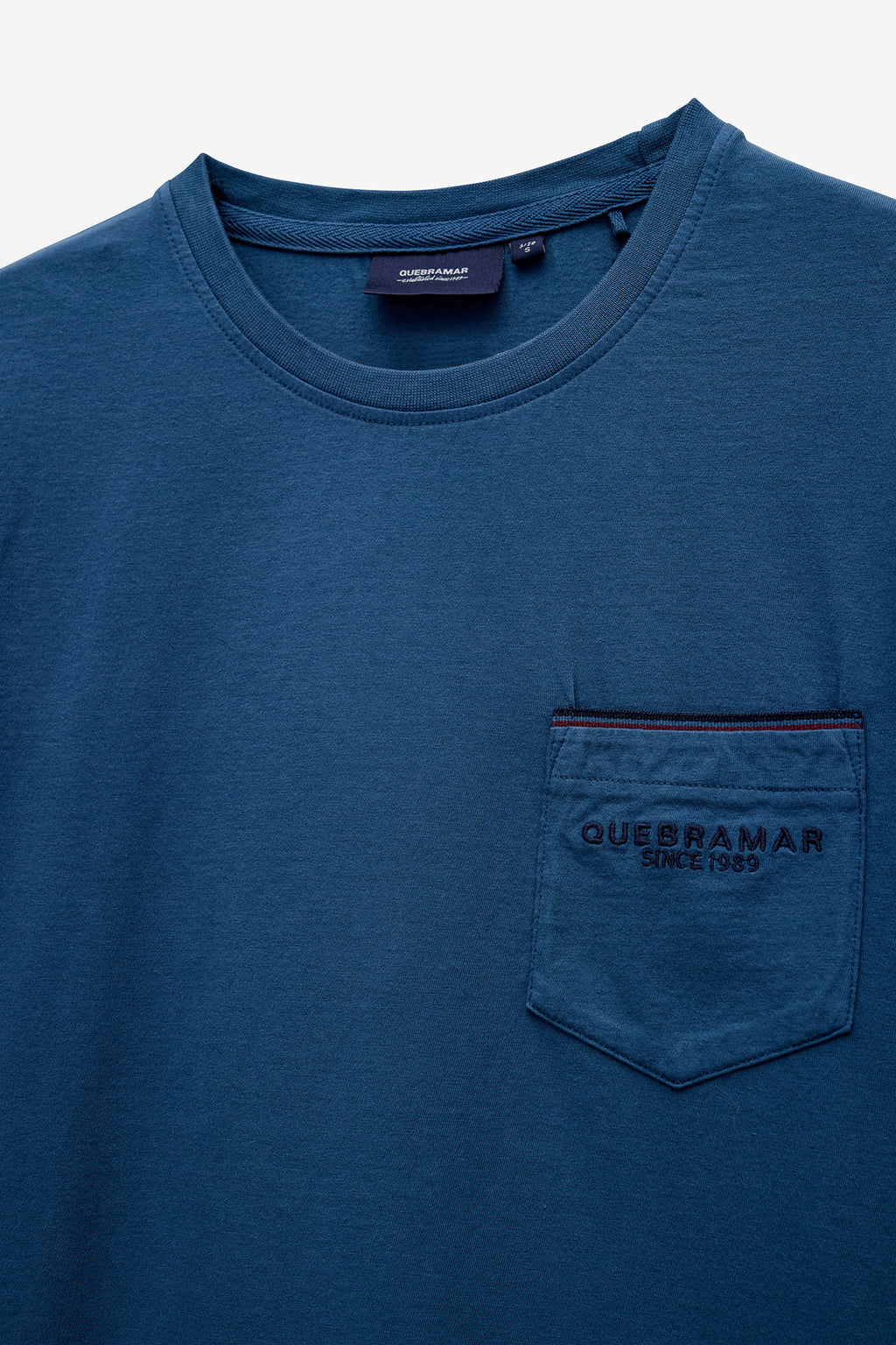 CAMISETA CON BOLSILLO Y RIBETE