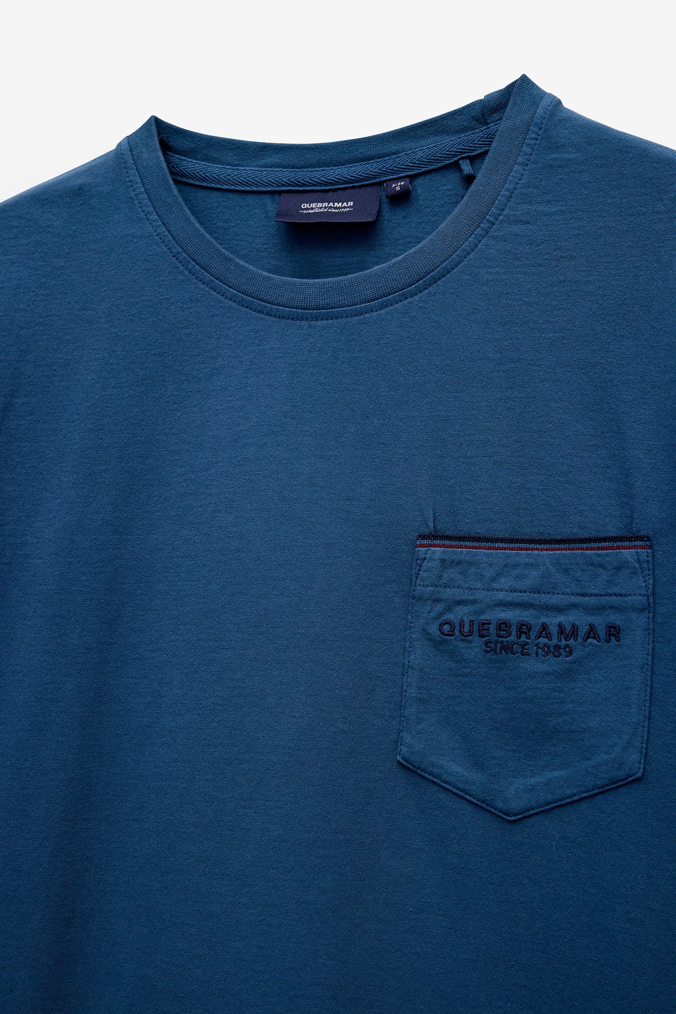 CAMISETA CON BOLSILLO Y RIBETE