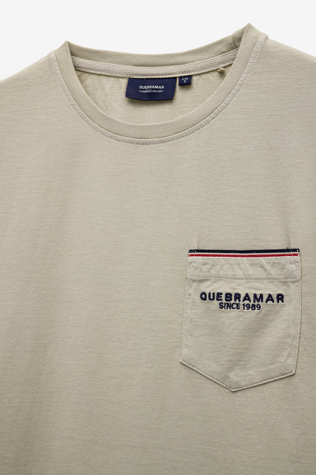 CAMISETA CON BOLSILLO Y RIBETE