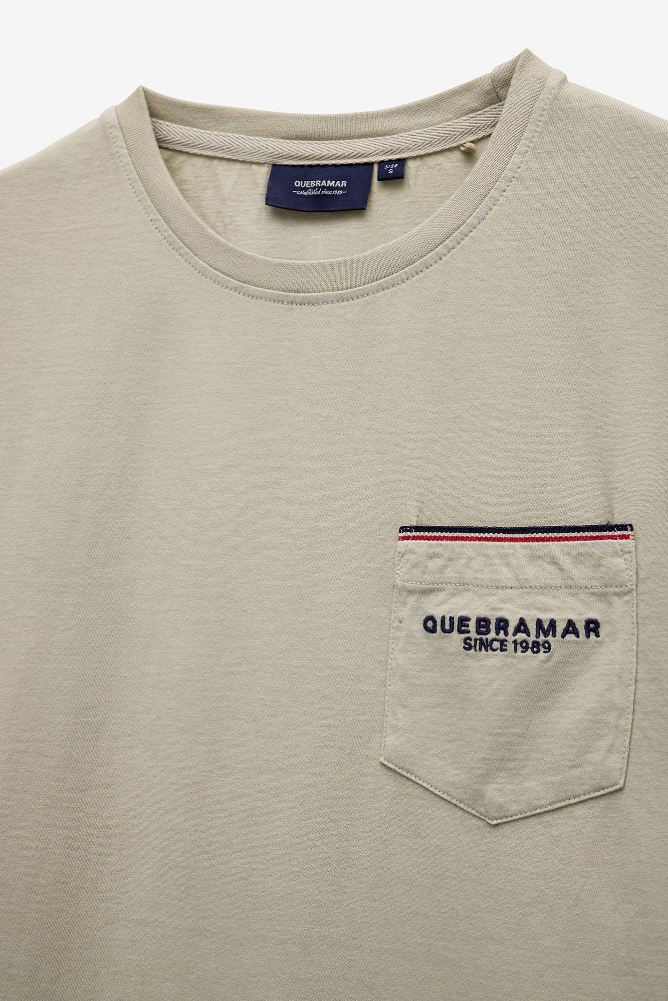 CAMISETA CON BOLSILLO Y RIBETE