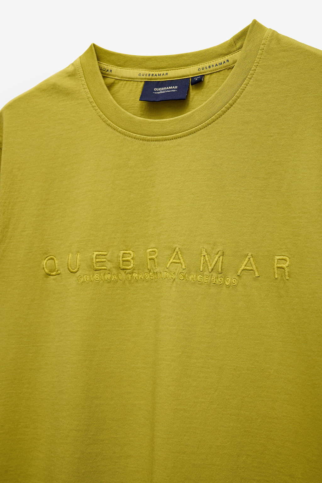 T-SHIRT COM BORDADO QUEBRAMAR
