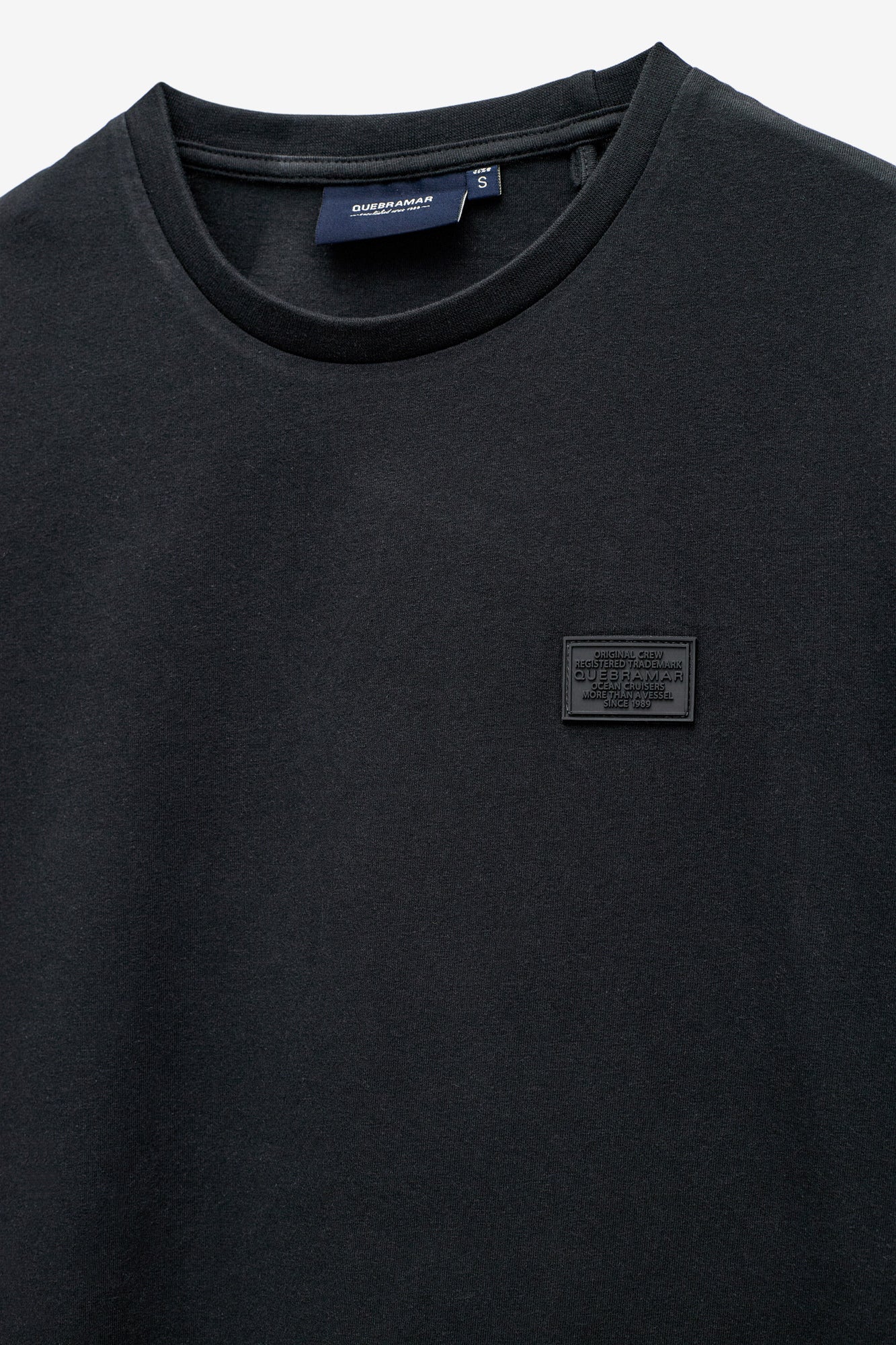 CAMISETA CON INSIGNIA