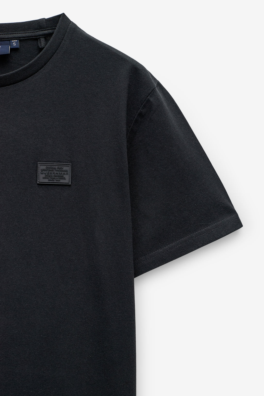 CAMISETA CON INSIGNIA