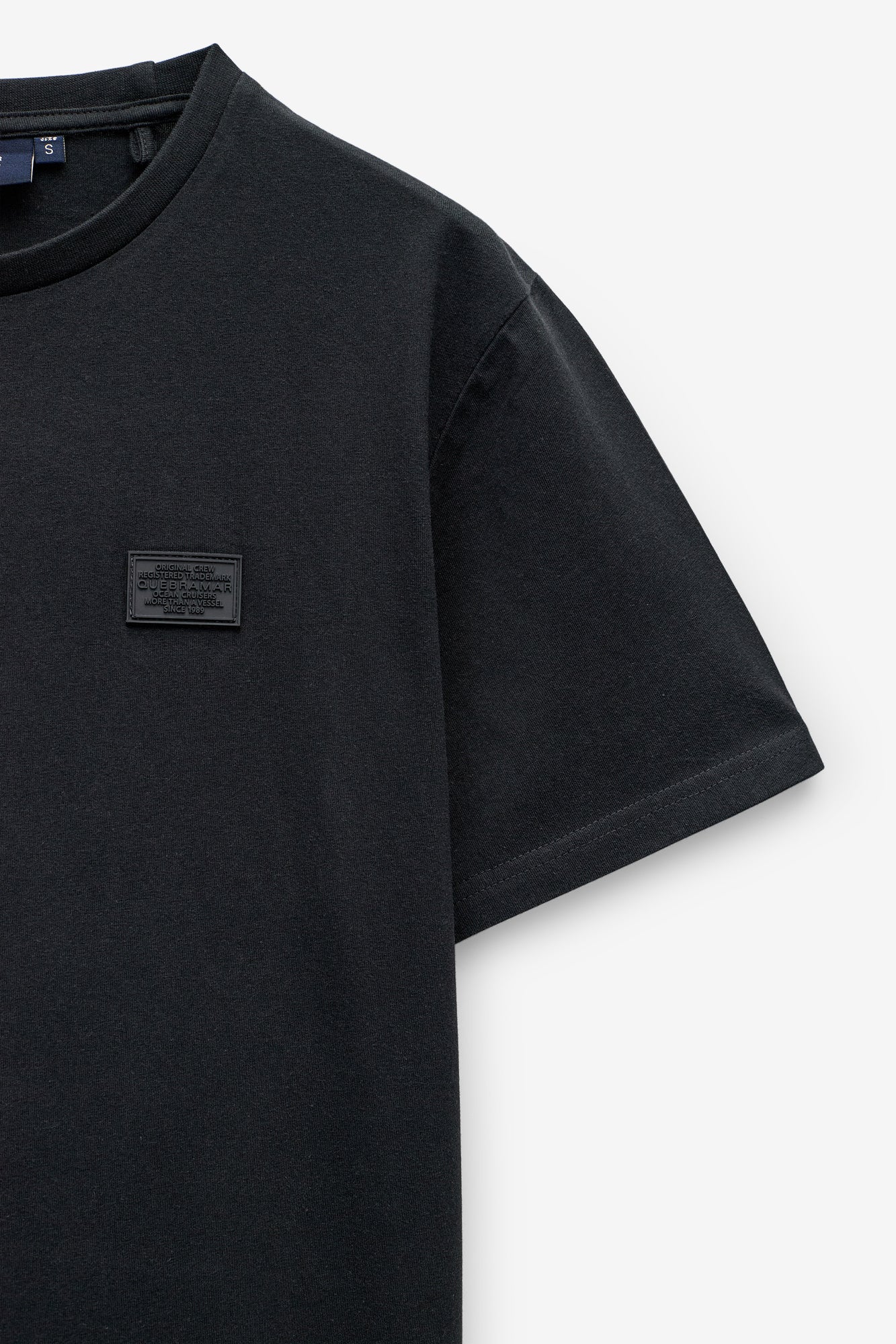 CAMISETA CON INSIGNIA