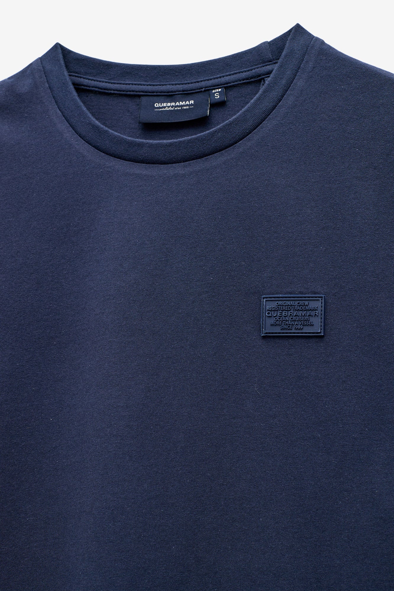 T-SHIRT COM BADGE