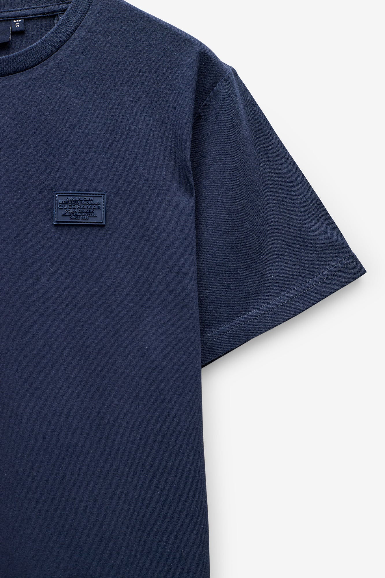 T-SHIRT COM BADGE