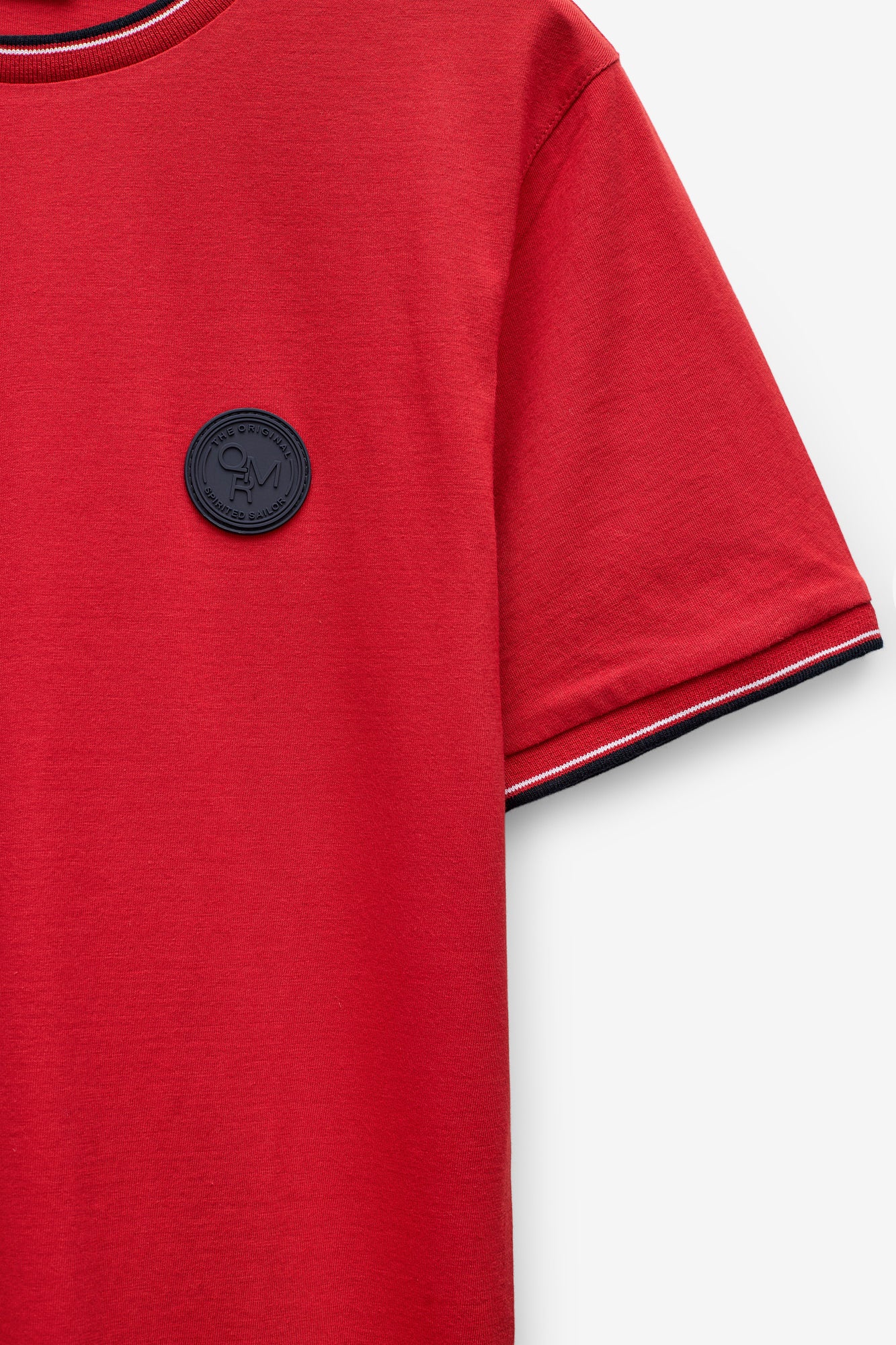 T-SHIRT COM BADGE E RISCAS NO RIB