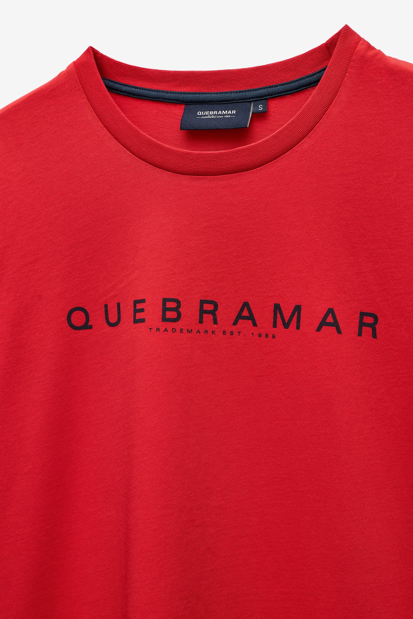 T-SHIRT BÁSICA COM PRINT QUEBRAMAR