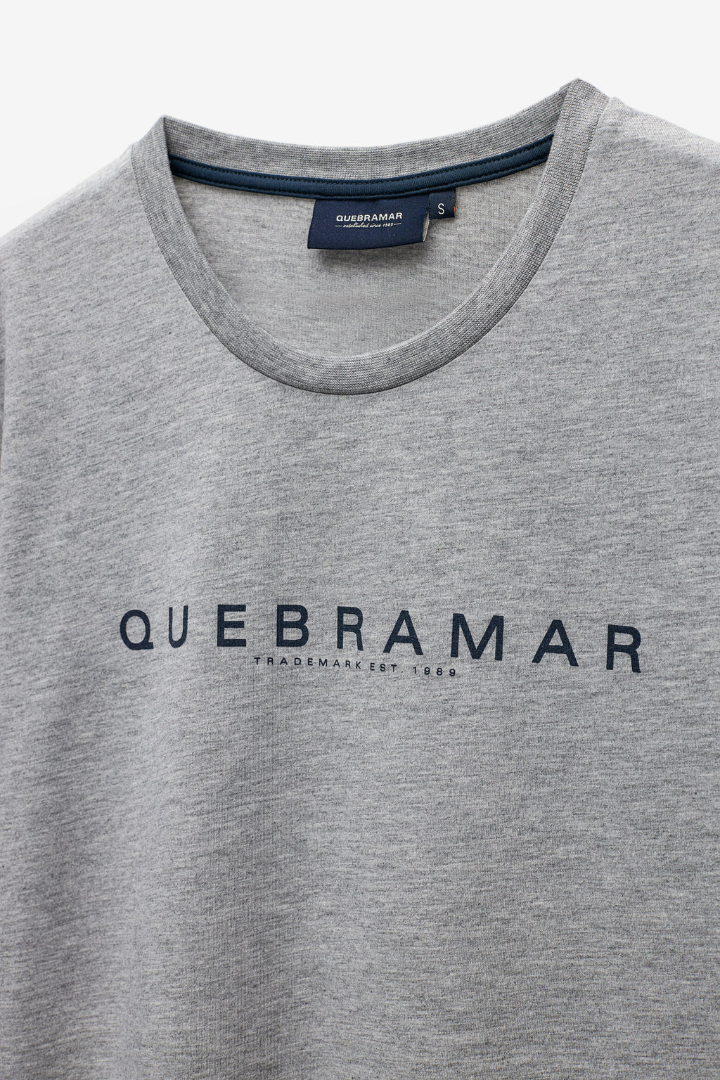 T-SHIRT BÁSICA COM PRINT QUEBRAMAR