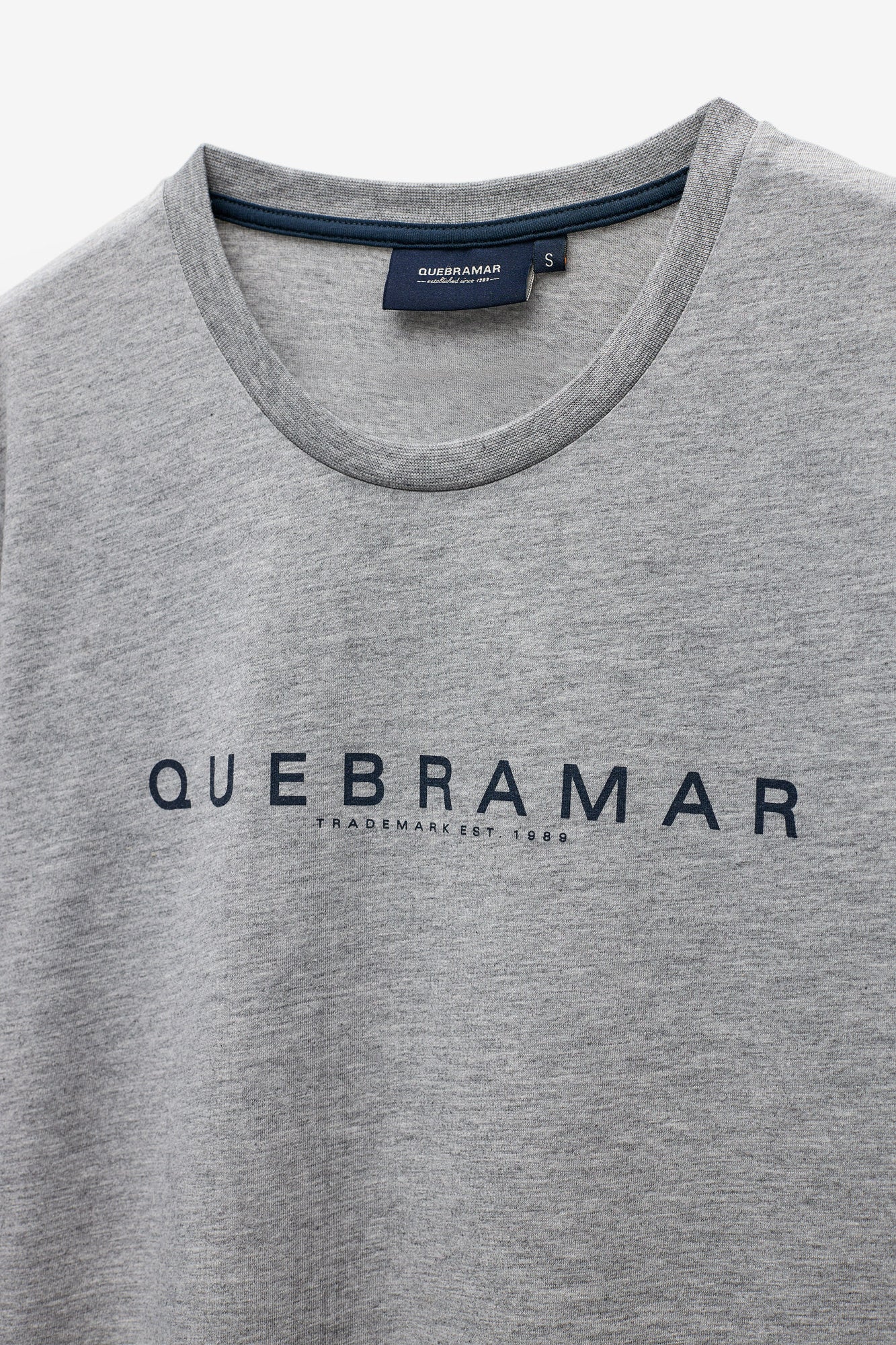 T-SHIRT BÁSICA COM PRINT QUEBRAMAR