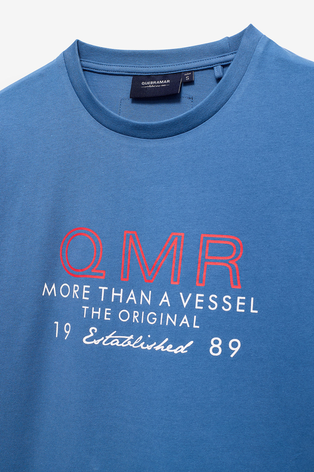 CAMISETA CON ESTAMPADO Y ETIQUETA