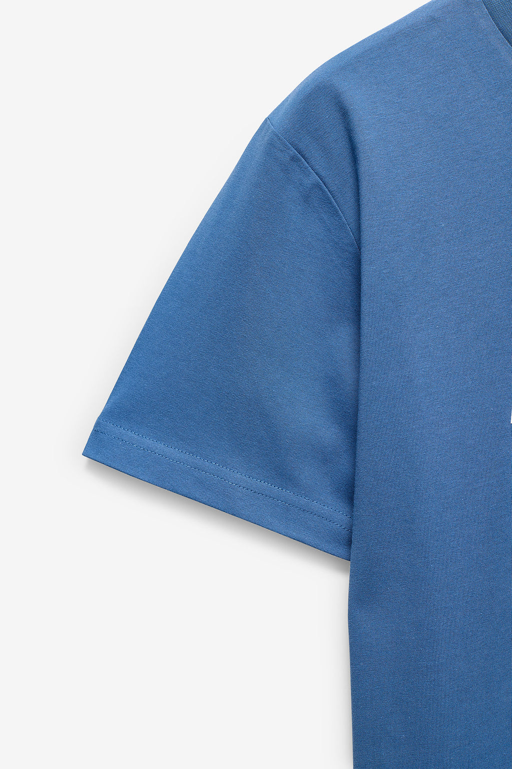 CAMISETA CON ESTAMPADO Y ETIQUETA