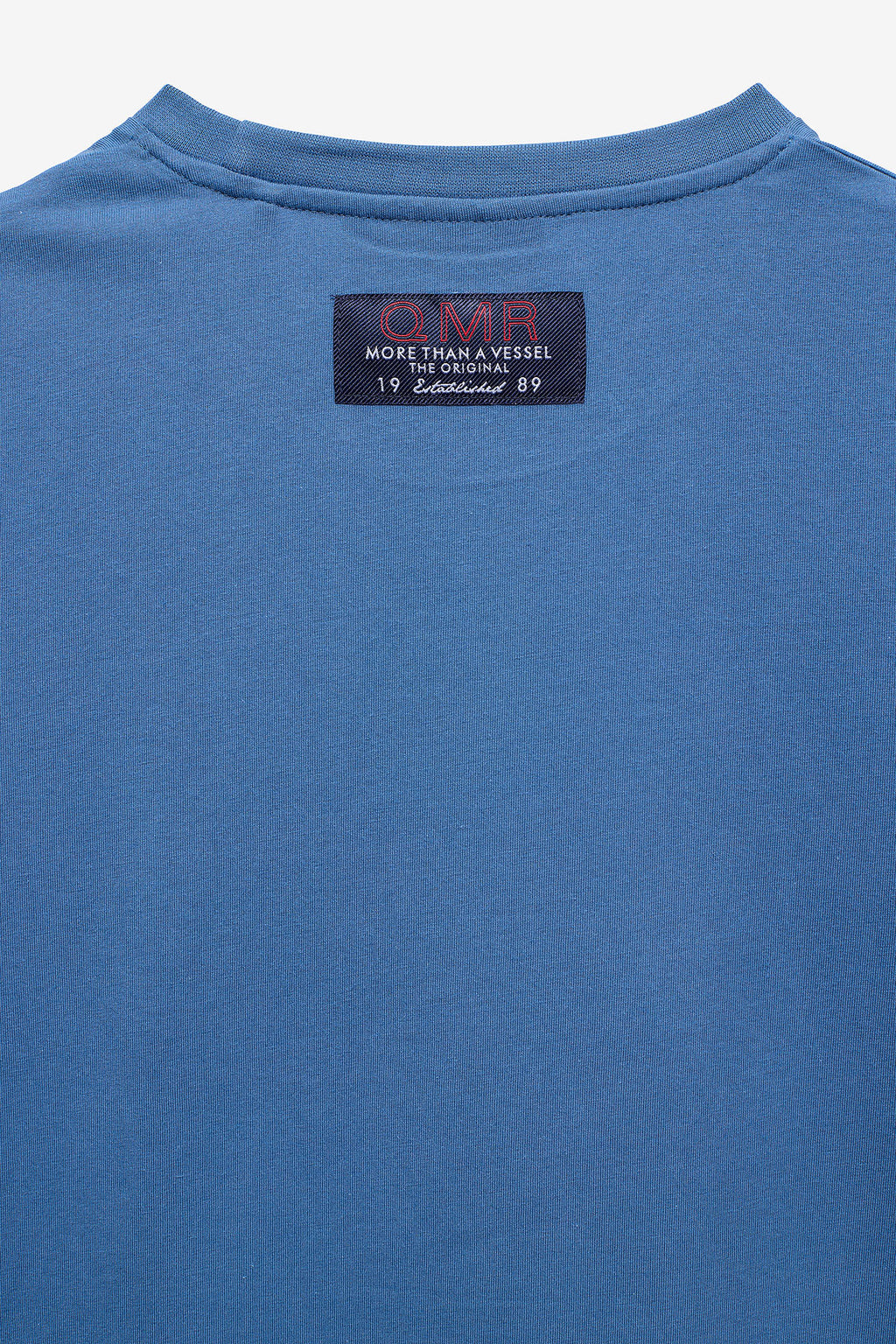 CAMISETA CON ESTAMPADO Y ETIQUETA