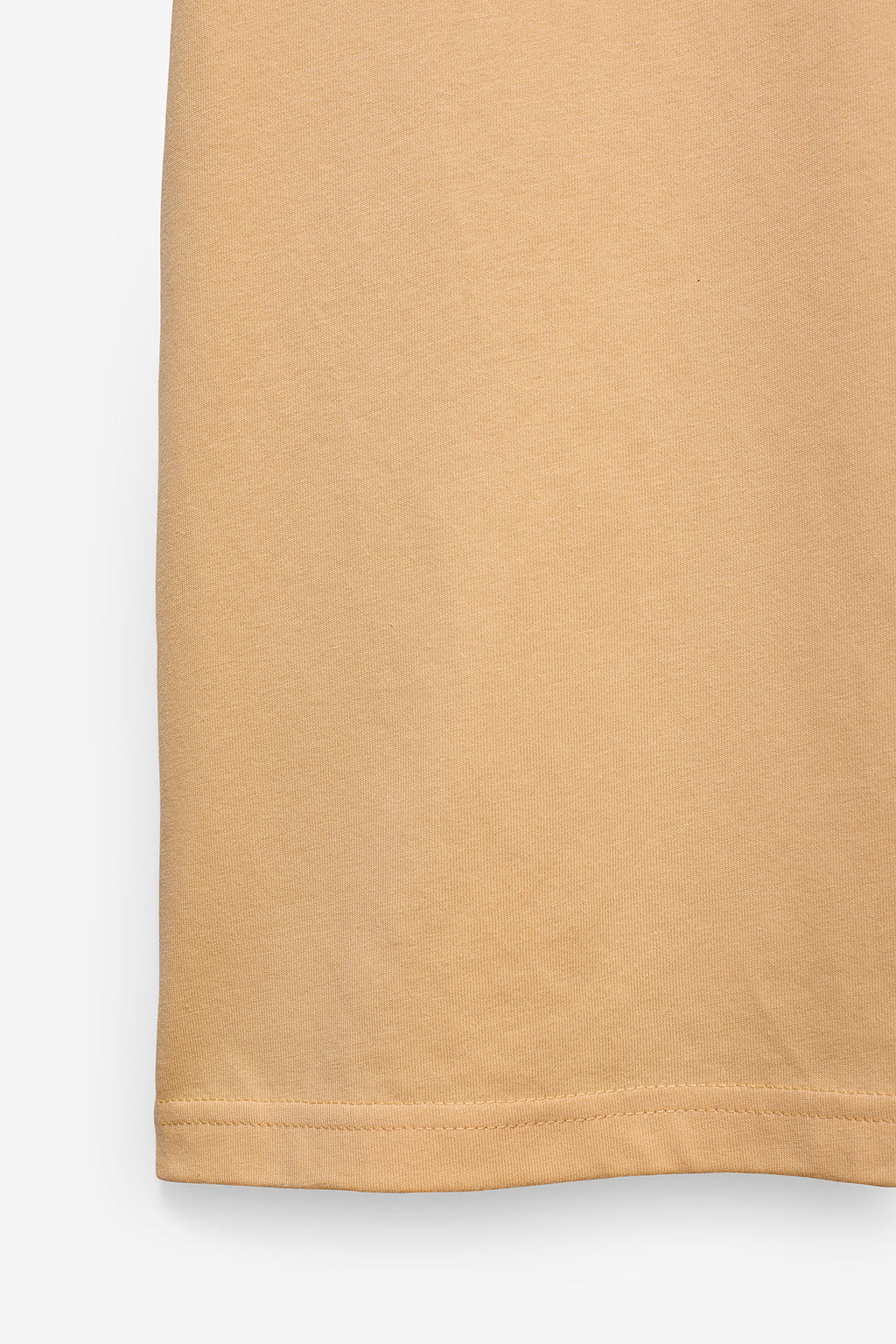 CAMISETA CON ESTAMPADO Y ETIQUETA