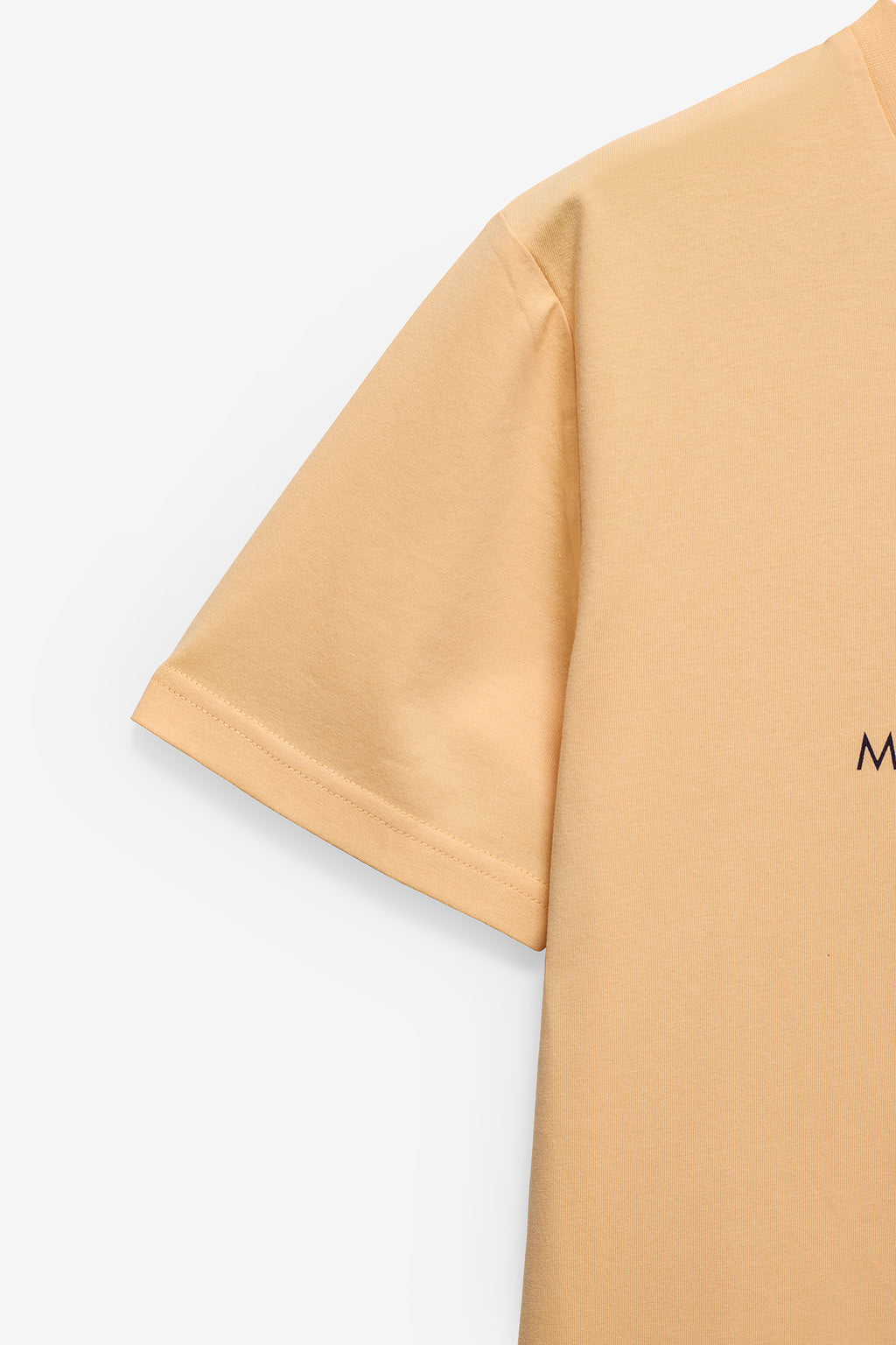 CAMISETA CON ESTAMPADO Y ETIQUETA