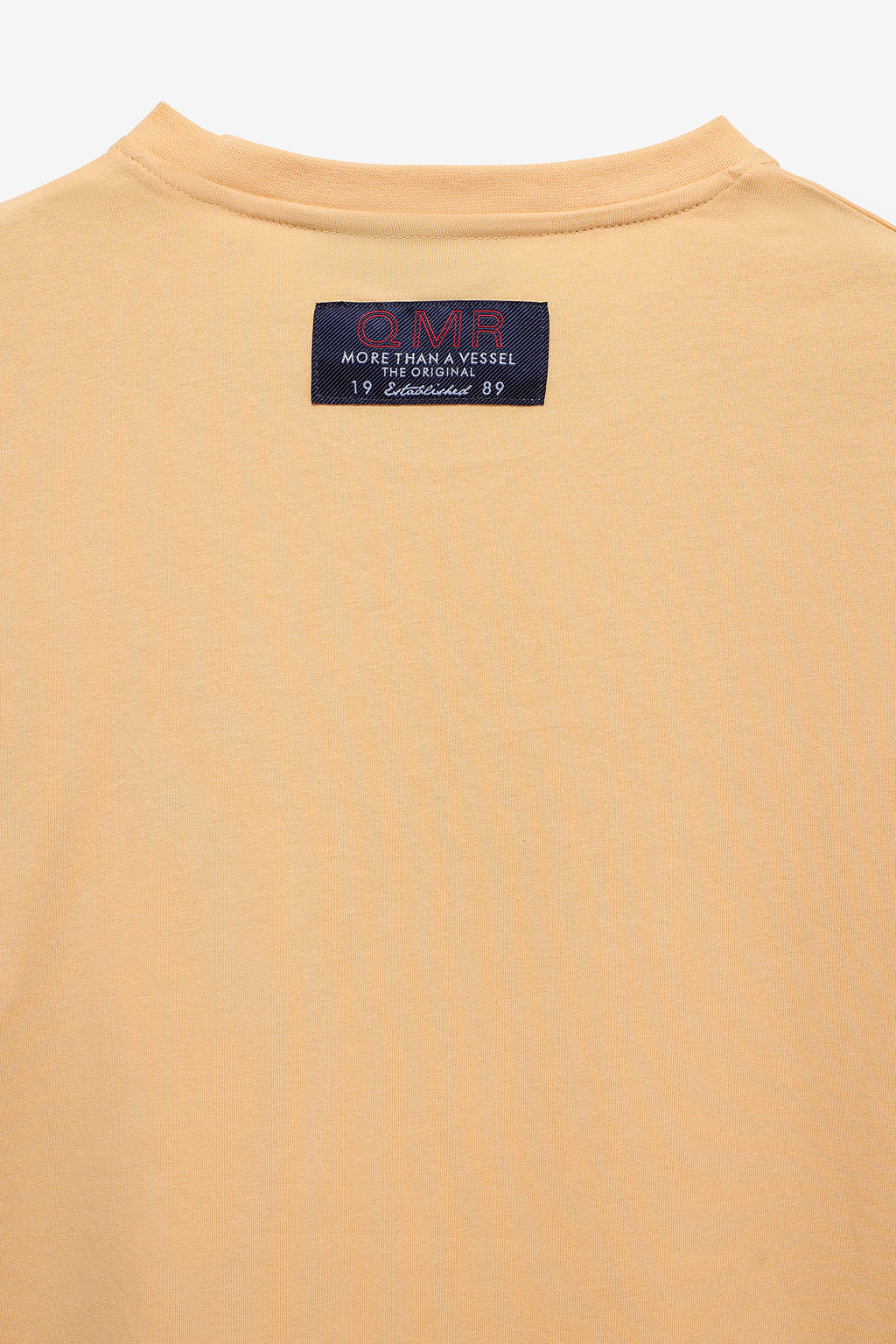 CAMISETA CON ESTAMPADO Y ETIQUETA