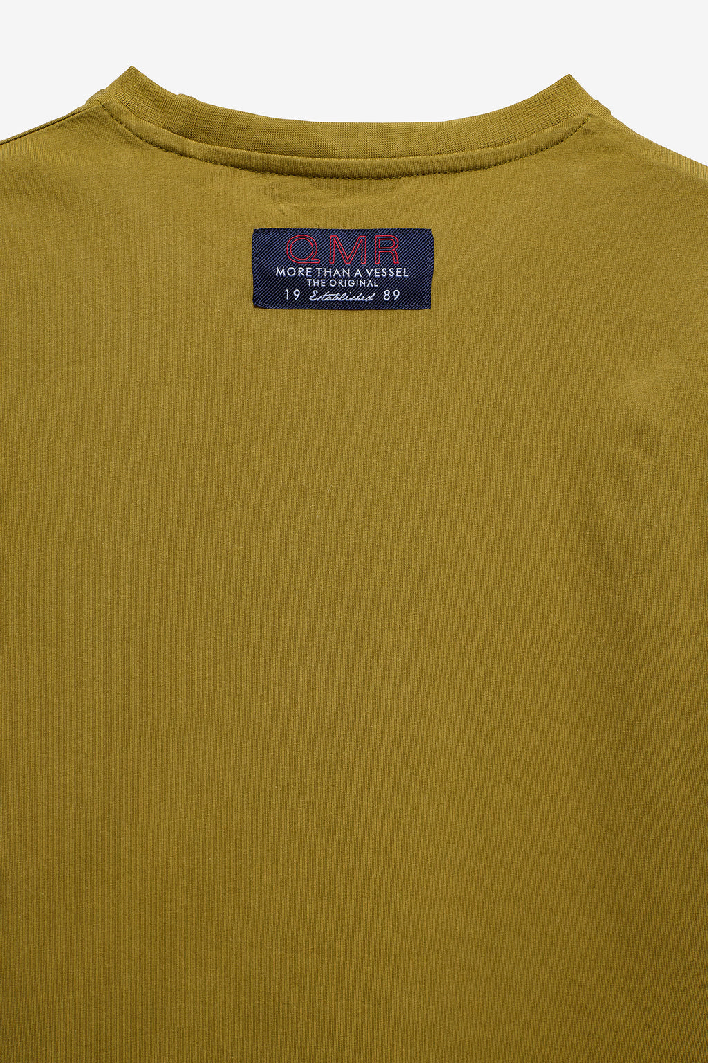 CAMISETA CON ESTAMPADO Y ETIQUETA