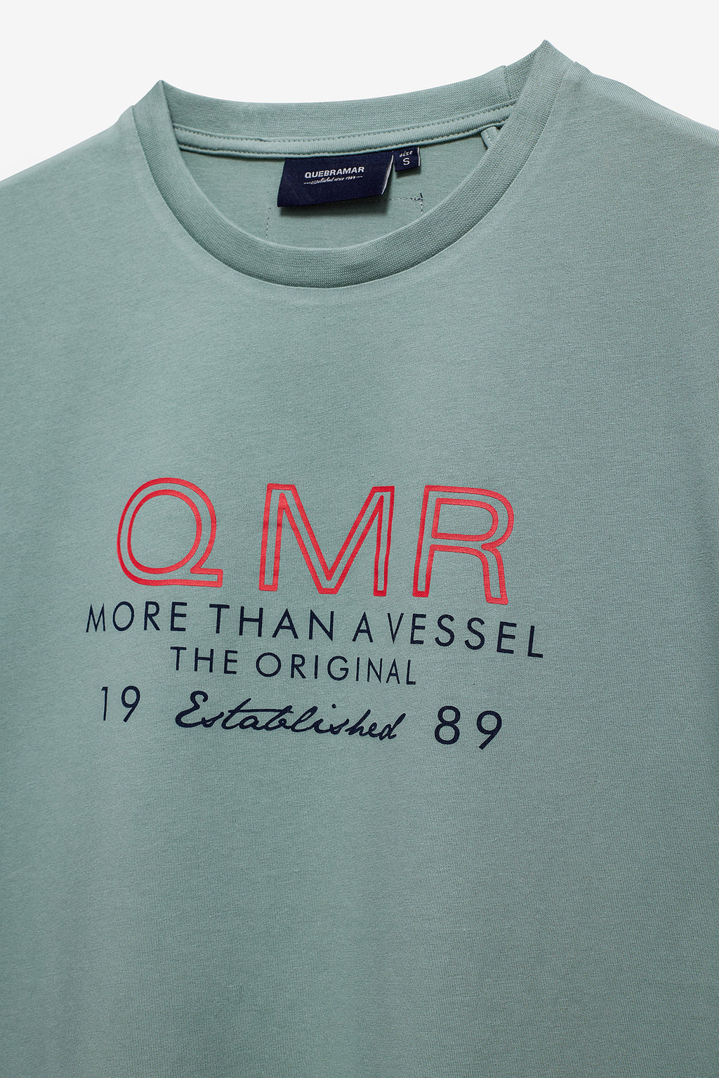 CAMISETA CON ESTAMPADO Y ETIQUETA