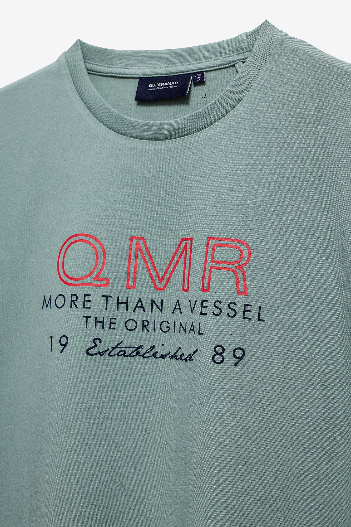 CAMISETA CON ESTAMPADO Y ETIQUETA