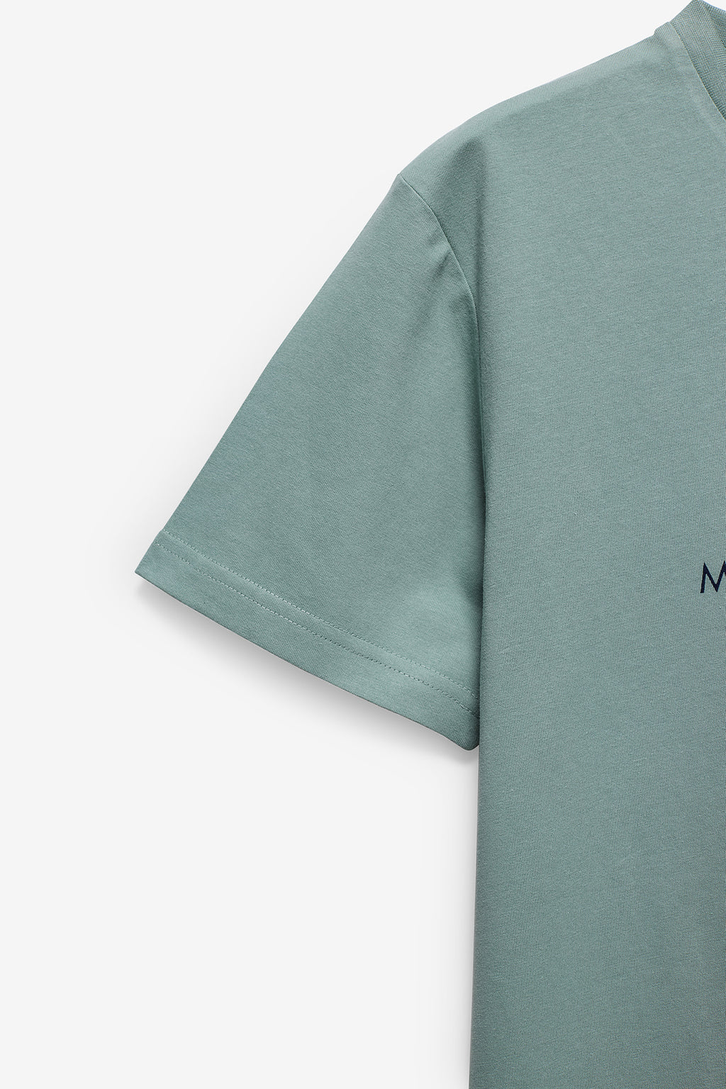 CAMISETA CON ESTAMPADO Y ETIQUETA