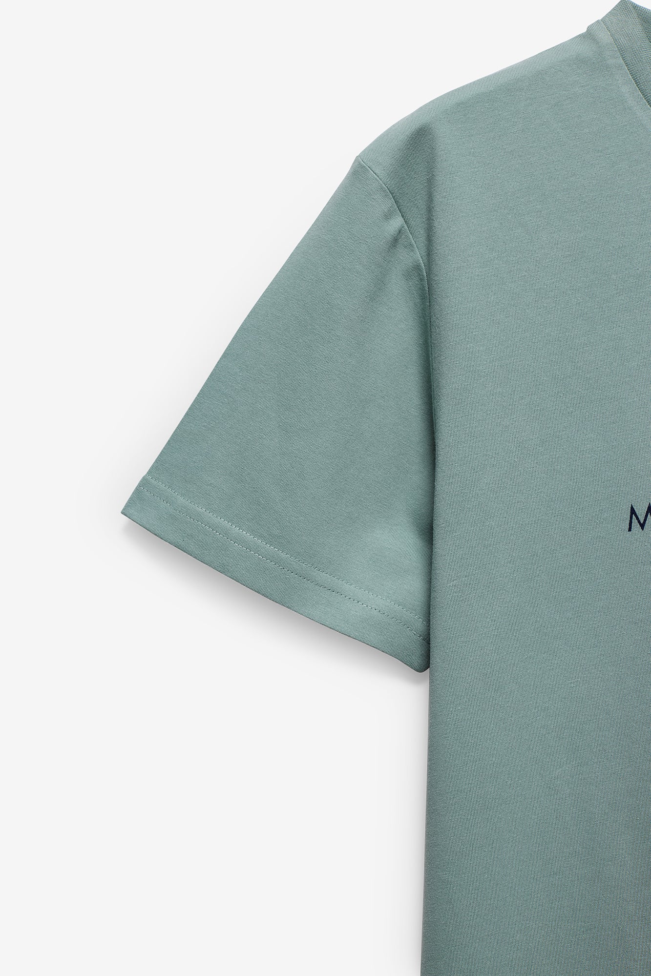 CAMISETA CON ESTAMPADO Y ETIQUETA