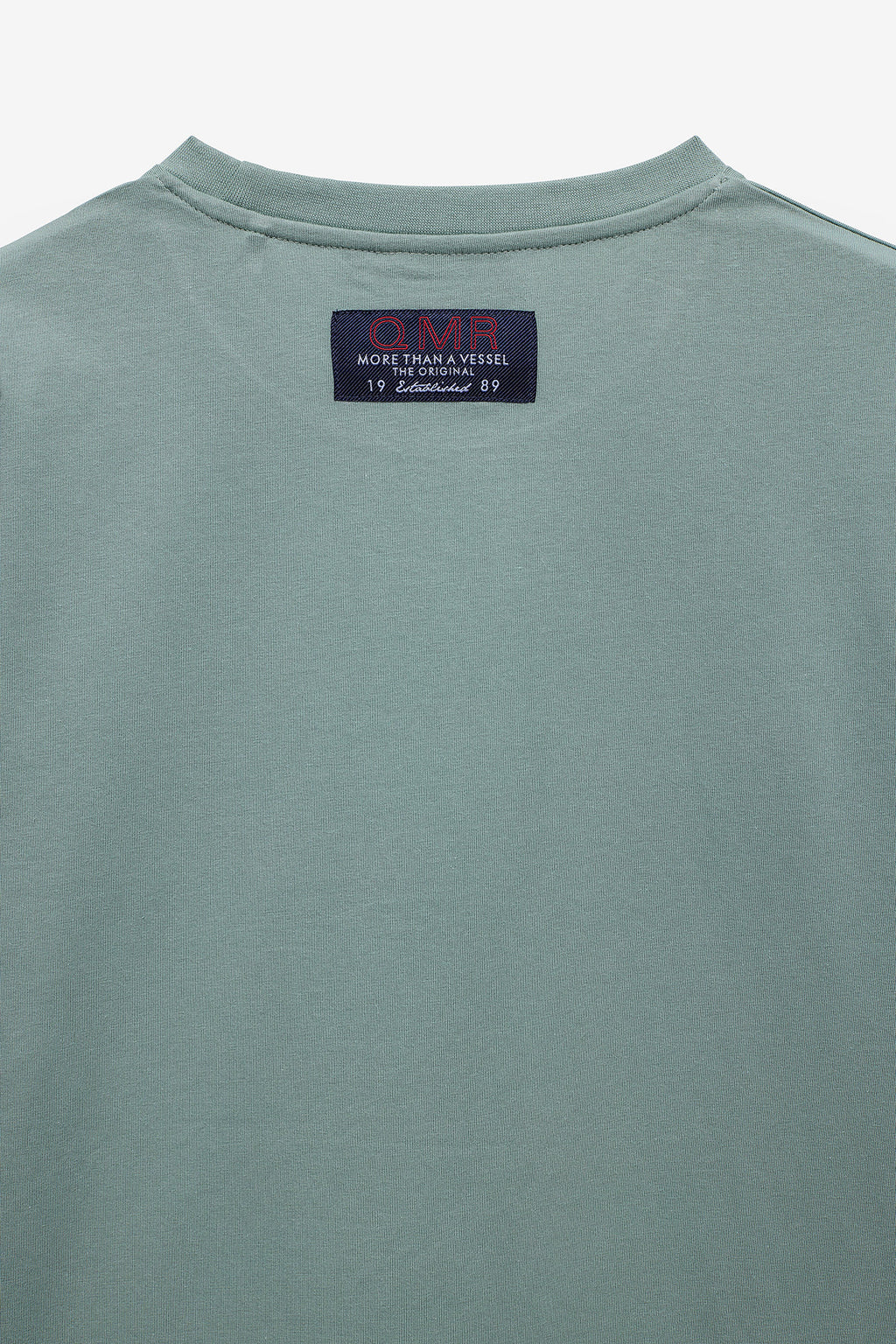 CAMISETA CON ESTAMPADO Y ETIQUETA