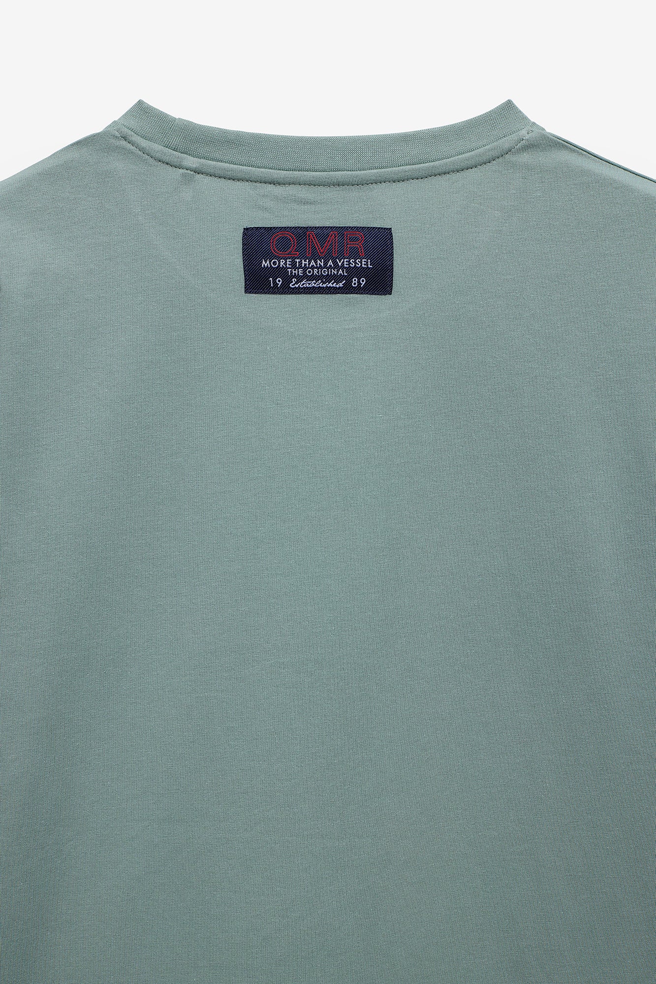 CAMISETA CON ESTAMPADO Y ETIQUETA