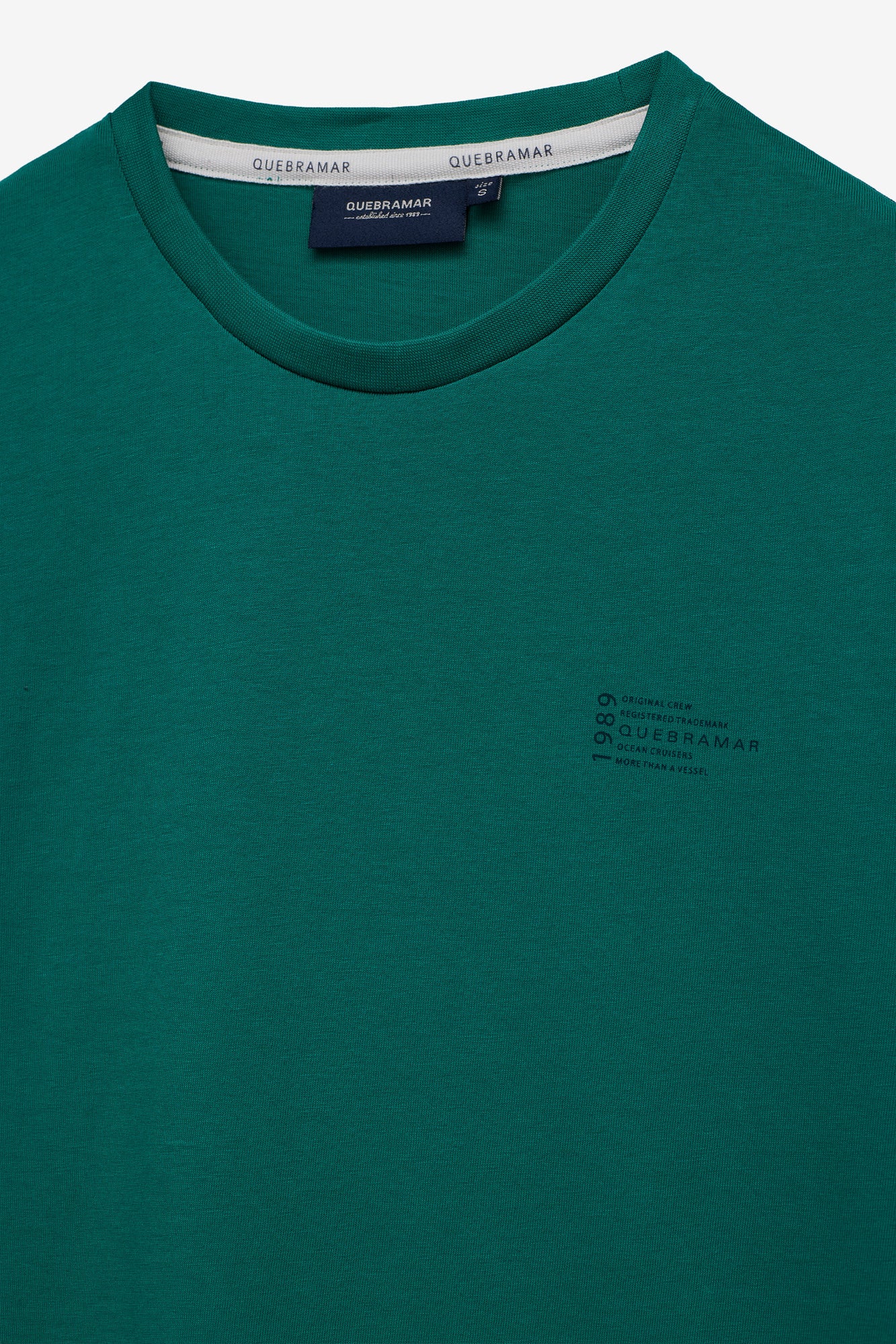 T-SHIRT COM PRINT TEXTO EM CONTRASTE
