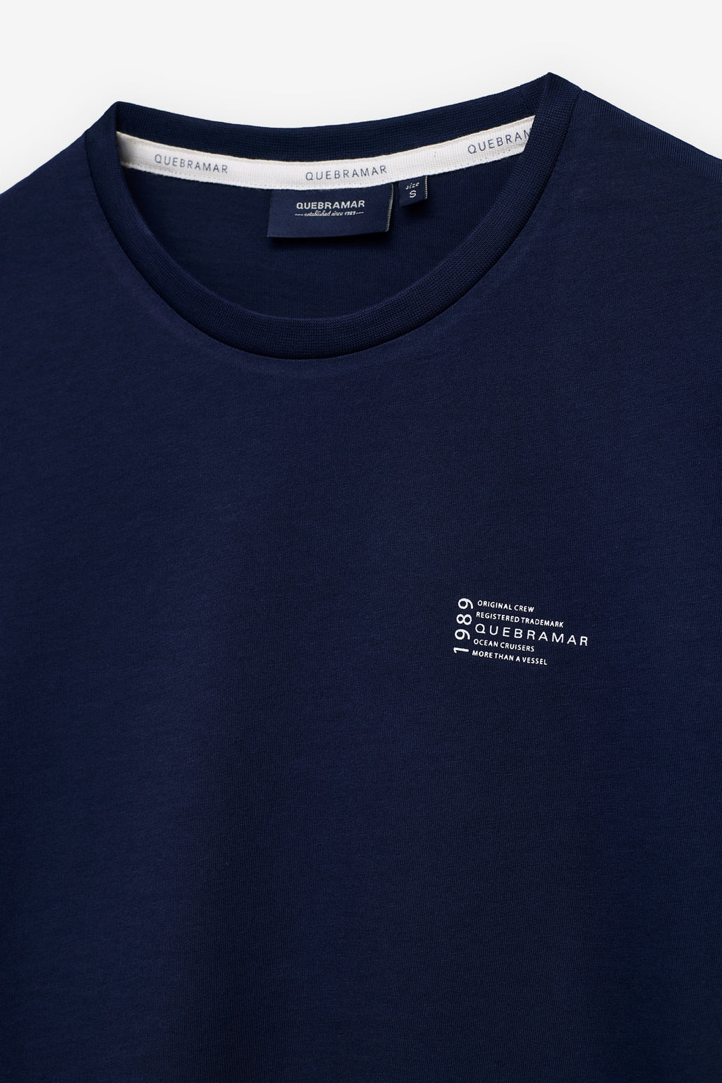 CAMISETA CON ESTAMPADO TEXTUAL EN CONTRASTE
