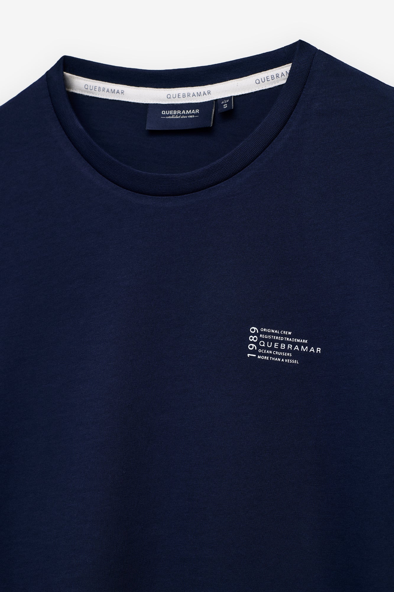 T-SHIRT COM PRINT TEXTO EM CONTRASTE