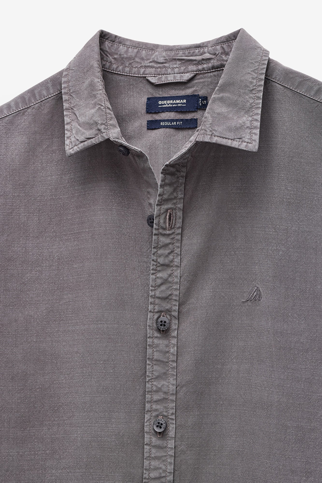 CAMISA LISA DE CORTE REGULAR
