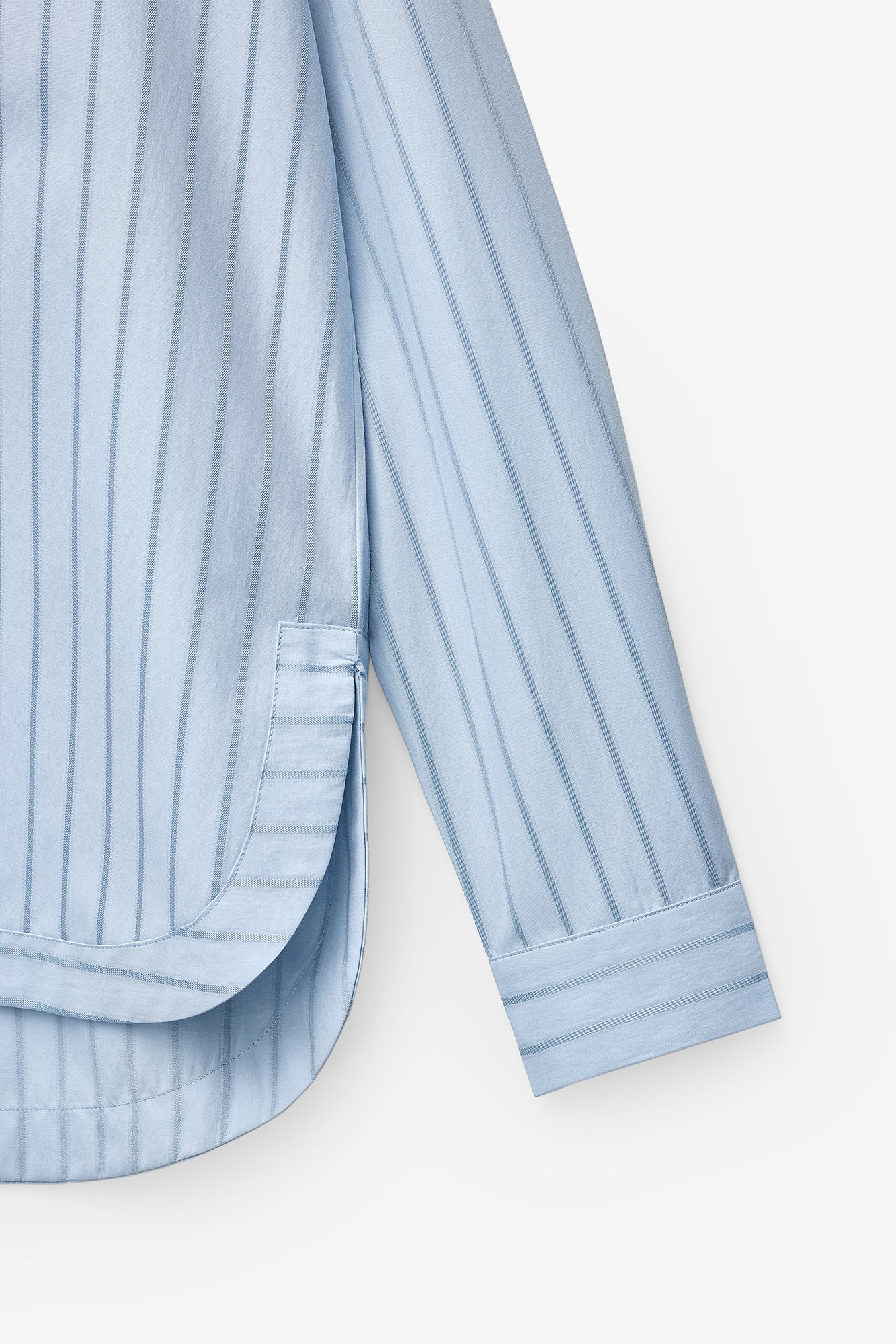 CAMISA LARGA ACETINADA COM RISCAS