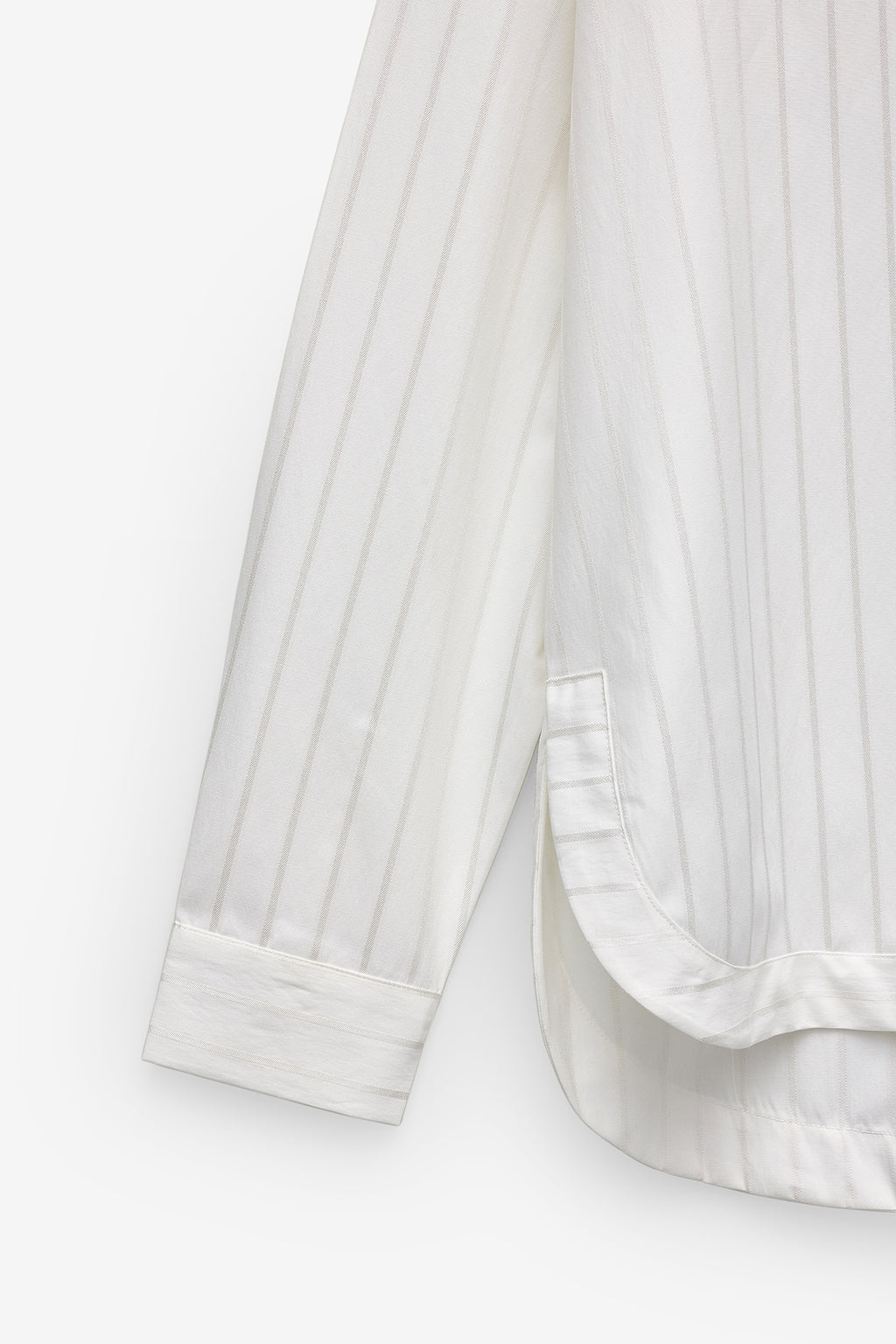 CAMISA LARGA ACETINADA COM RISCAS